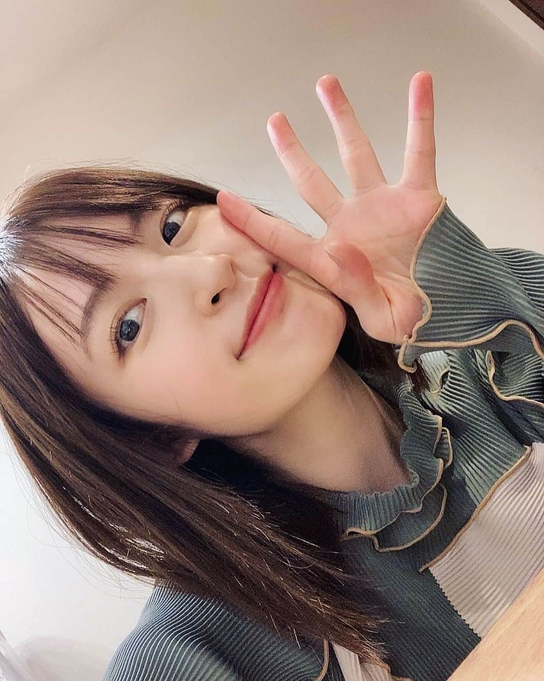 小松未可子のインスタグラム：「2022.11.11.  34歳になりましたァァー！ 34…おっふ…また一つ重ねてしまいましたね…！  いよいよアラフォーが近づいてきましたよ！  現場やLady達にお祝いして頂いたり。(ラジオ聴いてね！)  インスタも開設一年が経ちましたね！ これからも、平穏なSNS生活にしたいと思います。笑  ところでみんなは自分の誕生日プレゼントって何か買ってる？？ この疑問、ラジオでも話す予定なんだけどさ！笑(ネタバレ)  みんな何を自分のご褒美にするんだろう…と思って…  私は毎年特に無いんだけど…  (というか、誕生日付近に買ったものに対して「誕生日プレゼントってことでいいよね！うん！」って感じで、買い物を肯定しているだけでなんだけどもね。)  今年もそんな感じで、一番直近で注文した象印の加湿器がプレゼントに該当しそうです。  意外といいお値段するんだぞ！(お値段も納得の実力派加湿器)  今年の冬はフル稼働でいくぜ！  はて今日は11日なので、リプ祭り…じゃなかった 月1ストーリーでの質問タイム開催ですパフパフー  良かったらお問合せください。笑  34歳もよろしくお願いします〜✌️」