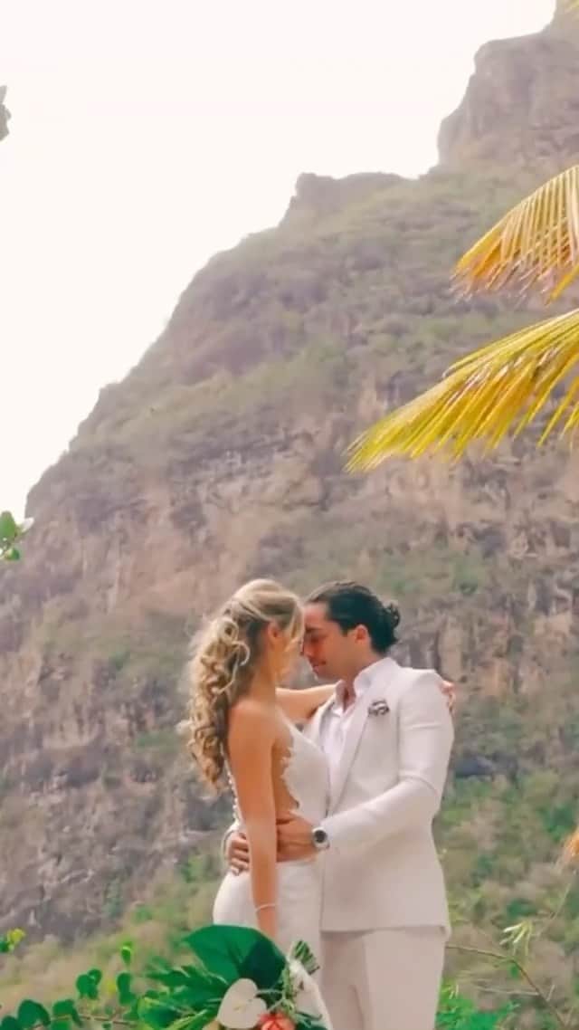 Bedroom diaryのインスタグラム：「An absolute dream wedding on the gorgeous island of St. Lucia at @sugarbeachviceroy How about a destination wedding and honeymoon in one? 😍🌴  📍  @sugarbeachviceroy  📹: @elysiumweddings」