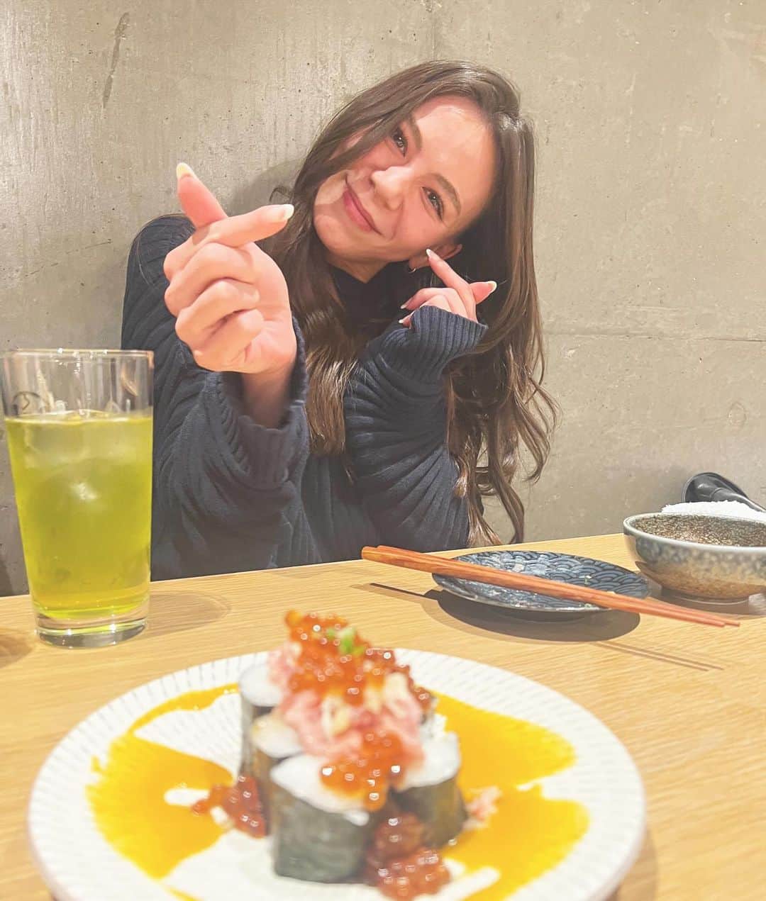 英里子のインスタグラム：「🍣🍵🫰  #tokyo #sushi #彼女とデートなうに使っていいよ」