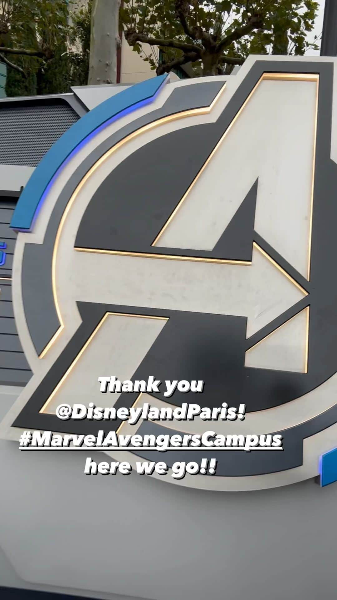 ルーカス・グラビールのインスタグラム：「Thanks for having us @disneylandparis ! Can’t wait to explore #marvelavengerscampus!」