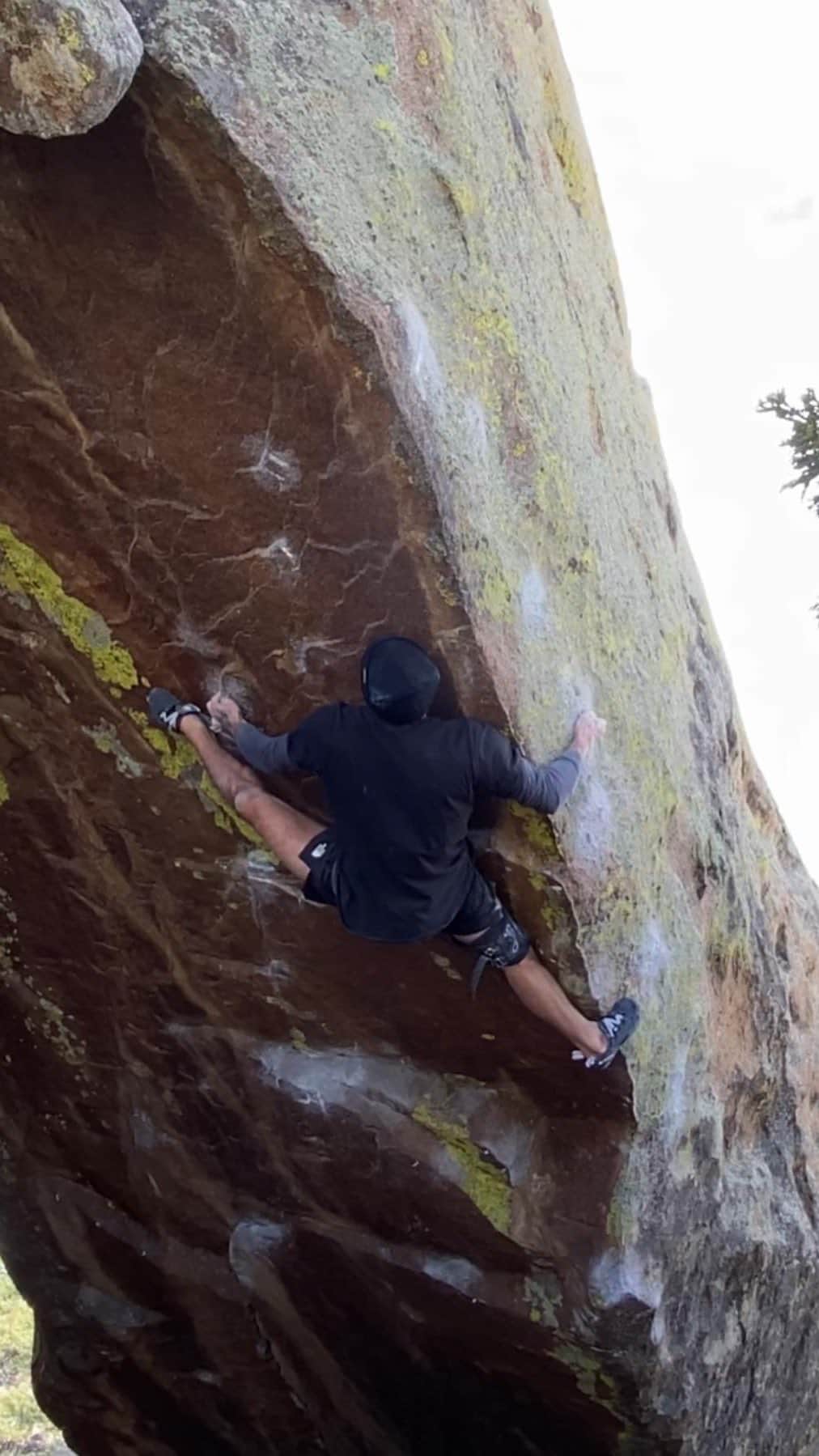 ダニエル・ウッズのインスタグラム：「Multiverse   Nov. of 2014, @jwebxl established “Multiverse” after a few days of effort. He highly spoke of the climb, but it sat dormant for years without any attention. The grade he proposed was v14.  Now in 2022 the line finally receives some  attention. Cant believe it took me so long to revisit it 😂. Multiverse is damn near perfect. Obvious start, great hold selection, unique moves, resistant (19 moves long), flat landing, eye catching colors in the rock, peaceful hang… great vibes with this line.  I tried multi back in may with @mcneely23 , got close, but then it became hot. Now it’s fall and feeling good. Unfortunately, my first day back on it I felt my left inner thigh pop, got nauseous, and accepted that it may not happen this season. 10 days went by and my muscle pain started to fade. I returned back to see if I could do the moves without pain and there was little. Now it’s on again but conditions are getting a little too temps. Let’s see what happens. Vid is from a close go after the injury.   shoutout to @davinbagdonas for finding this thing and and sharing it with us!   Also jimmy was on one calling it 14 😂. We even found better beta for all 3 crux sections and it still feels 15. The way jimmy climbed this line is pretty fucked up!  Vid by @arjandekock」