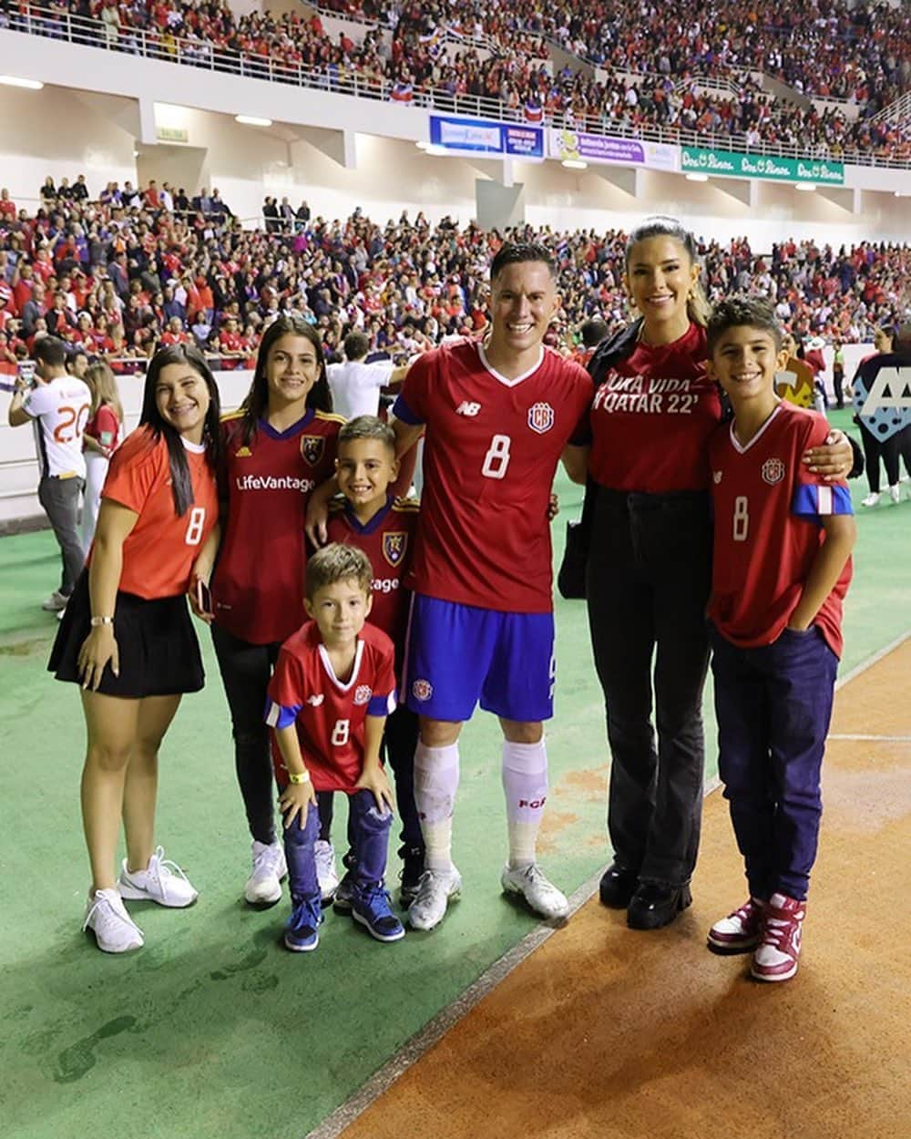 ブライアン・オビエドさんのインスタグラム写真 - (ブライアン・オビエドInstagram)「Muchas gracias a toda Costa Rica por la linda despedida de ayer antes de viajar a Qatar 🇨🇷… y sobre todo a toda mi familia por siempre ser ser mi apoyo incondicional…😘」11月11日 1時35分 - bryanoviedo8