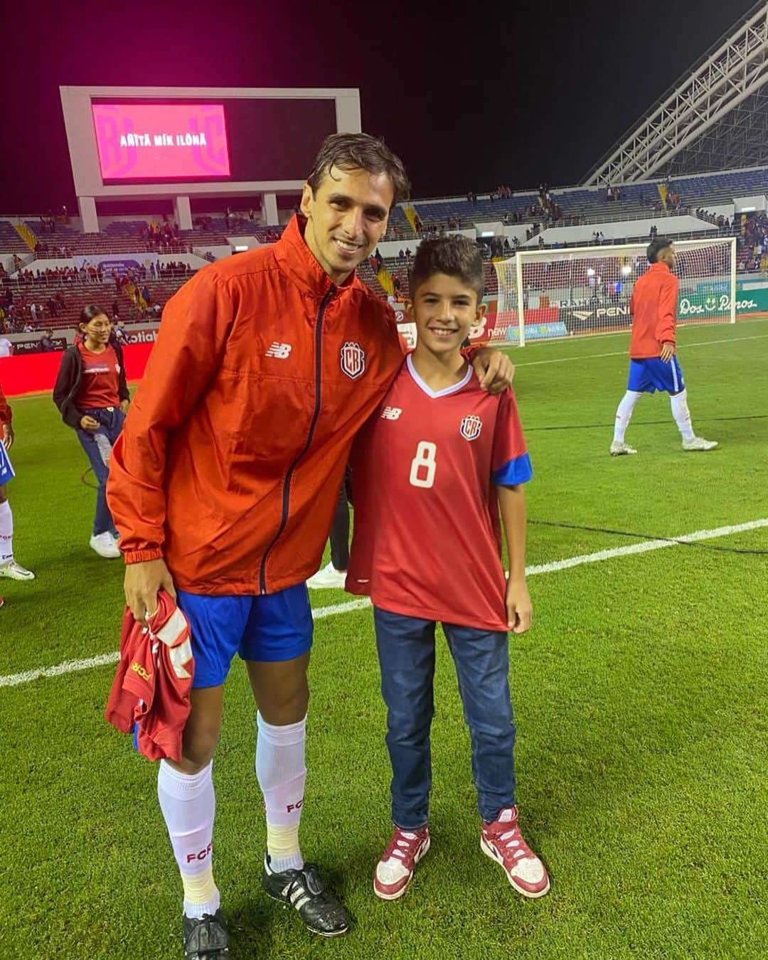 ブライアン・オビエドさんのインスタグラム写真 - (ブライアン・オビエドInstagram)「Muchas gracias a toda Costa Rica por la linda despedida de ayer antes de viajar a Qatar 🇨🇷… y sobre todo a toda mi familia por siempre ser ser mi apoyo incondicional…😘」11月11日 1時35分 - bryanoviedo8