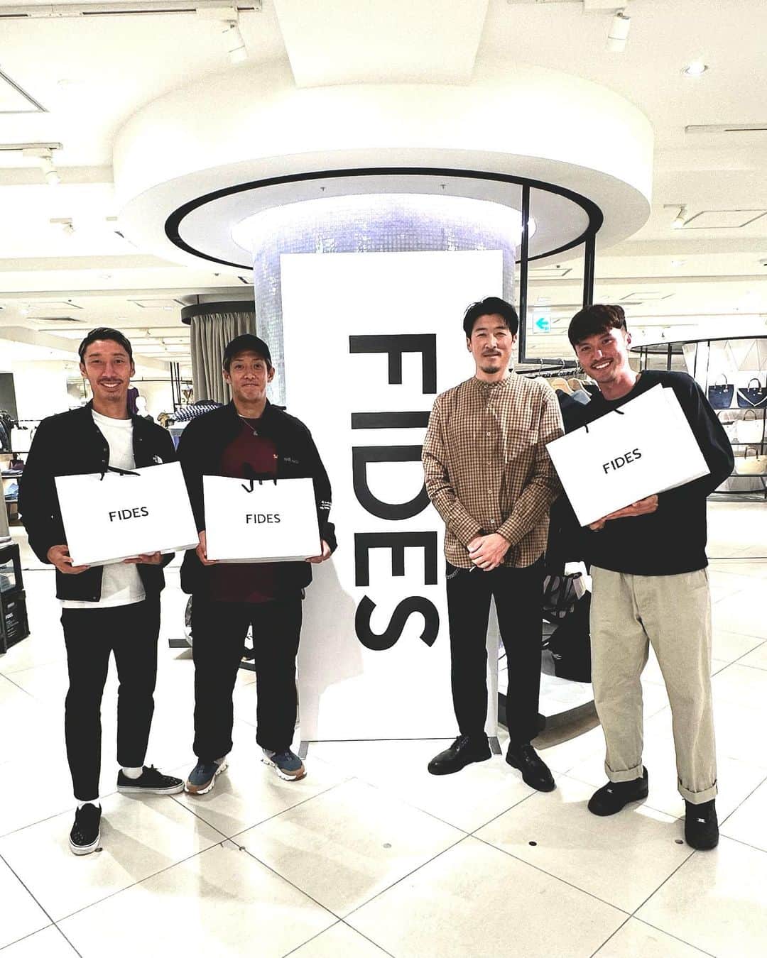 小林久晃のインスタグラム：「. 名古屋栄三越POP UP3日目。 昨日はFC岐阜の選手達が練習後に駆けつけてくれました。 以前も大阪の時に来てくれた庄司君、今回が初めましての船津君、山内君。色々と話せて楽しい時間でした。年代はバラバラだけど、まあ仲がいい。J3はあと2試合あるみたいなので、怪我のないように残りも頑張ってください。また会えるのを楽しみにしてます。みんなありがとう。 #fc岐阜 #船津徹也  #庄司悦大 #山内寛史  #thanks #friends #fides」