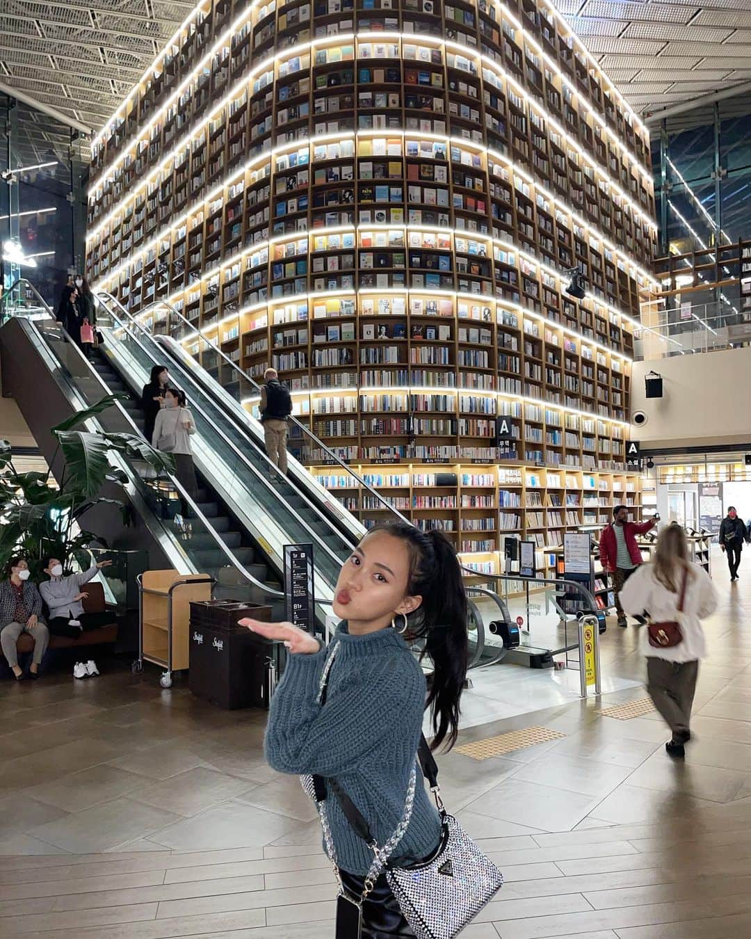 のインスタグラム：「本当にここで本を読んでいる人はいるのだろうか  #starfieldlibrary」