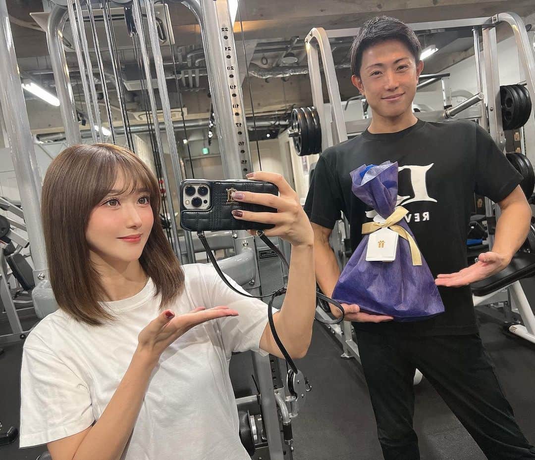 大槻ひびきさんのインスタグラム写真 - (大槻ひびきInstagram)「いつもトレーニングでお世話になっている パーソナルトレーナーのおかもとさん✨ (@hiroyuki_okamoto_fp) K-classic優勝🏆 おめでとうございます🥳✨  おかもとさんは数々の大会で優勝経験があり 今回は韓国でも優勝🏅ということで 感動しています！！ 凄いお方にいつもトレーニングしていただいてる…😳✨  私も年明けに写真集の撮影があるので 気合い入れてトレーニングします☺️ REVIAS田町店にはたくさんのトレーニングマシンが✨ お問い合わせはおかもとさんへ🌸  (@revias_official) (@revias_tamachi) #gym #training #tamachi #diet #田町 #ジム #トレーニング」11月11日 15時59分 - yanhibi0221