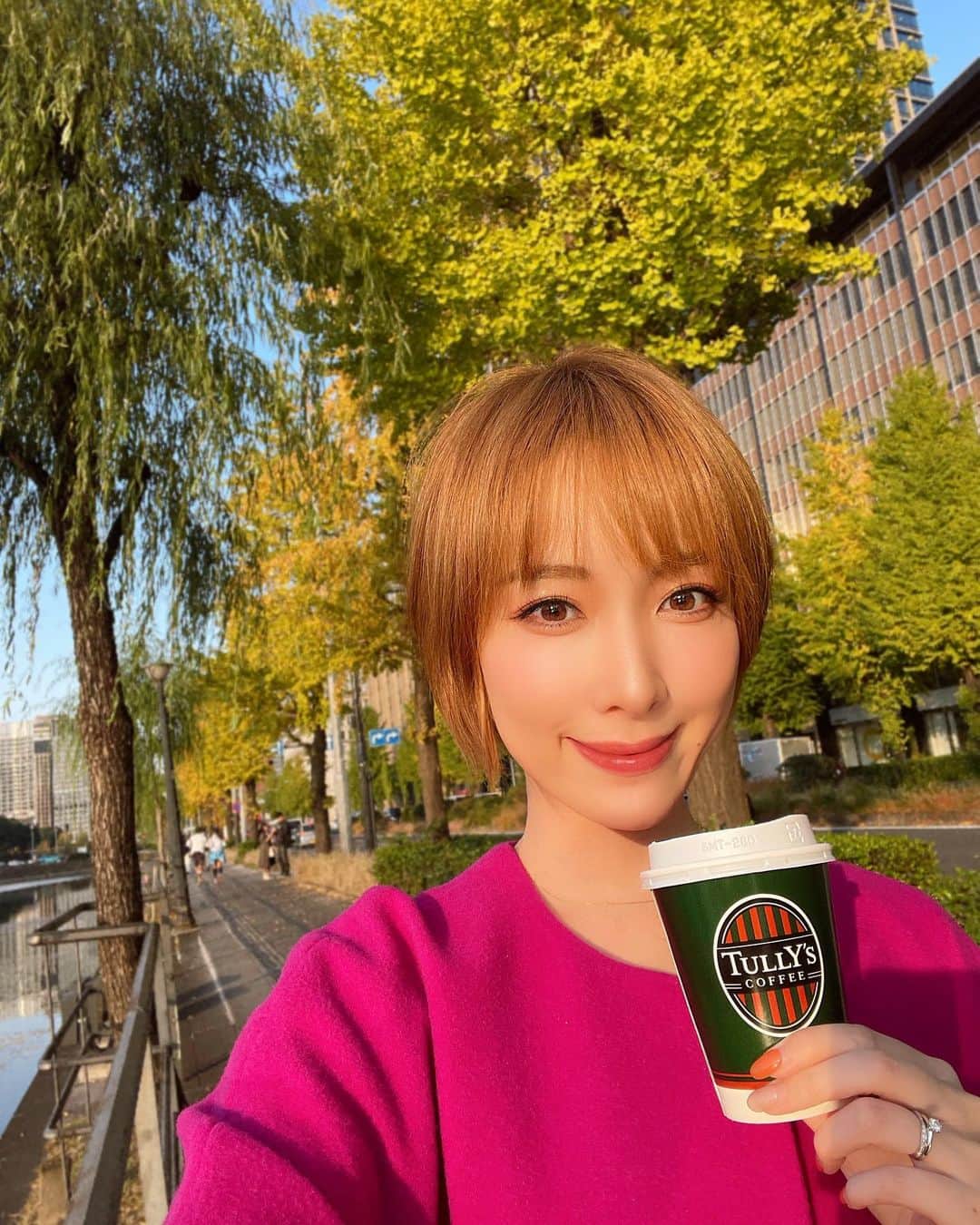 瀬戸早妃のインスタグラム：「紅葉🍁色づいてきましたね💛  日本に生まれて良かったなぁ~と しみじみ感じます🇯🇵  #秋 #紅葉 #日本の美 #四季 #autumn  #帝国劇場 #皇居ウォーキング  #皇居」