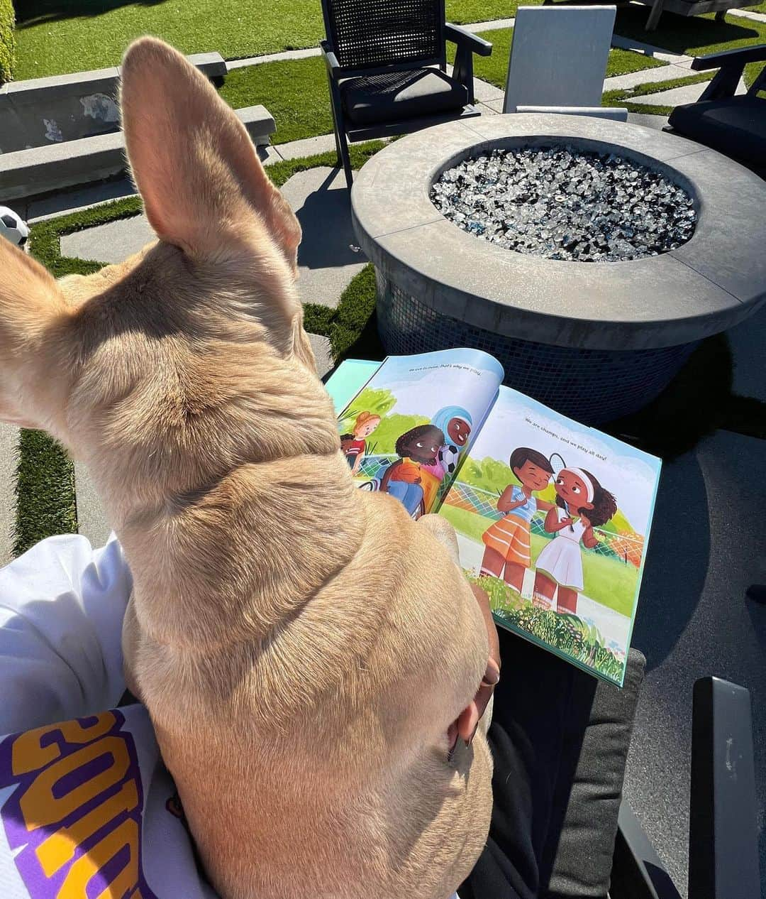 大坂なおみさんのインスタグラム写真 - (大坂なおみInstagram)「Reading my first book to my firstborn lol. So I just got to hold a final copy of my new book and I can’t wait for you all to read it! It’s important to support preorders so If you’d like to preorder and get a signed bookplate from me, follow the link in my bio. Also if you want to support independent businesses, Bookshop and IndieBound are a great way to do so. @harperkids @hanakuma」11月11日 7時30分 - naomiosaka