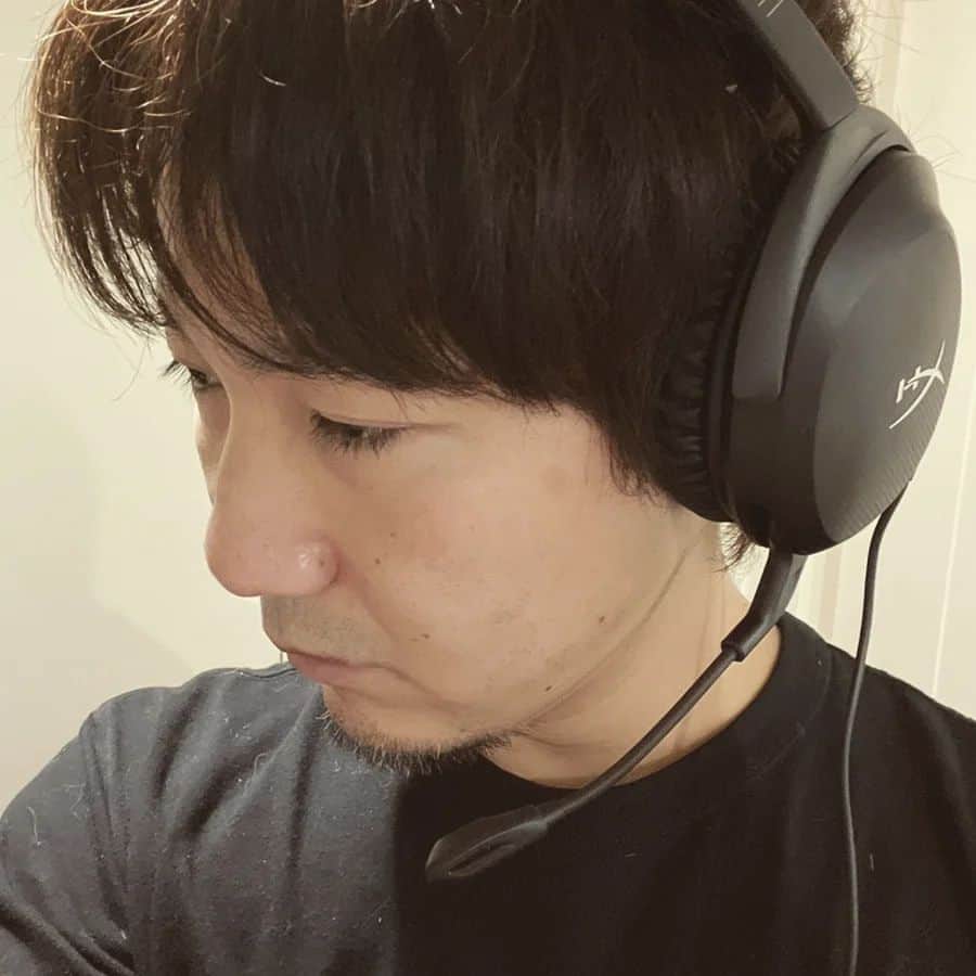 梅原大吾のインスタグラム：「HyperXさんから最新型のヘッドセット 「Cloud Stinger 2」ゲットしました🎧 ヘッドセットにもバージョンアップあるモンだな HyperX sent over their latest headset, the Cloud Stinger 2. Even headsets get sequels. #Sponsored @hyperx」