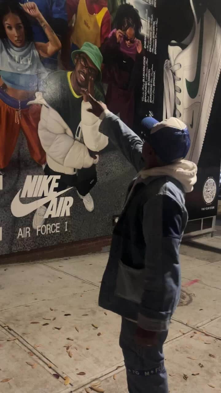 Lil Buckのインスタグラム：「We out here in NYC 🍎  Art by @overallmurals 🎨  #MemphisJookin #AF1JoinForces」