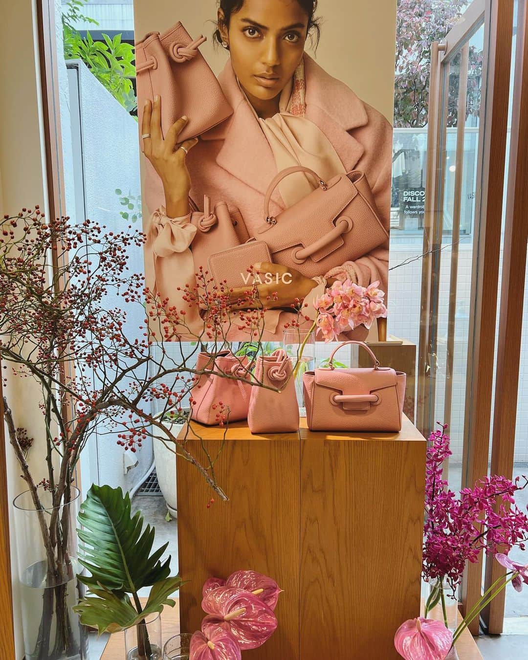 畑野ひろ子のインスタグラム：「@vasic_japan 春夏コレクションの展示会に伺いました。  会場に入った途端に、春を感じるカラーばかり😆 次の春夏は、ピンクがとっても気になります💗」