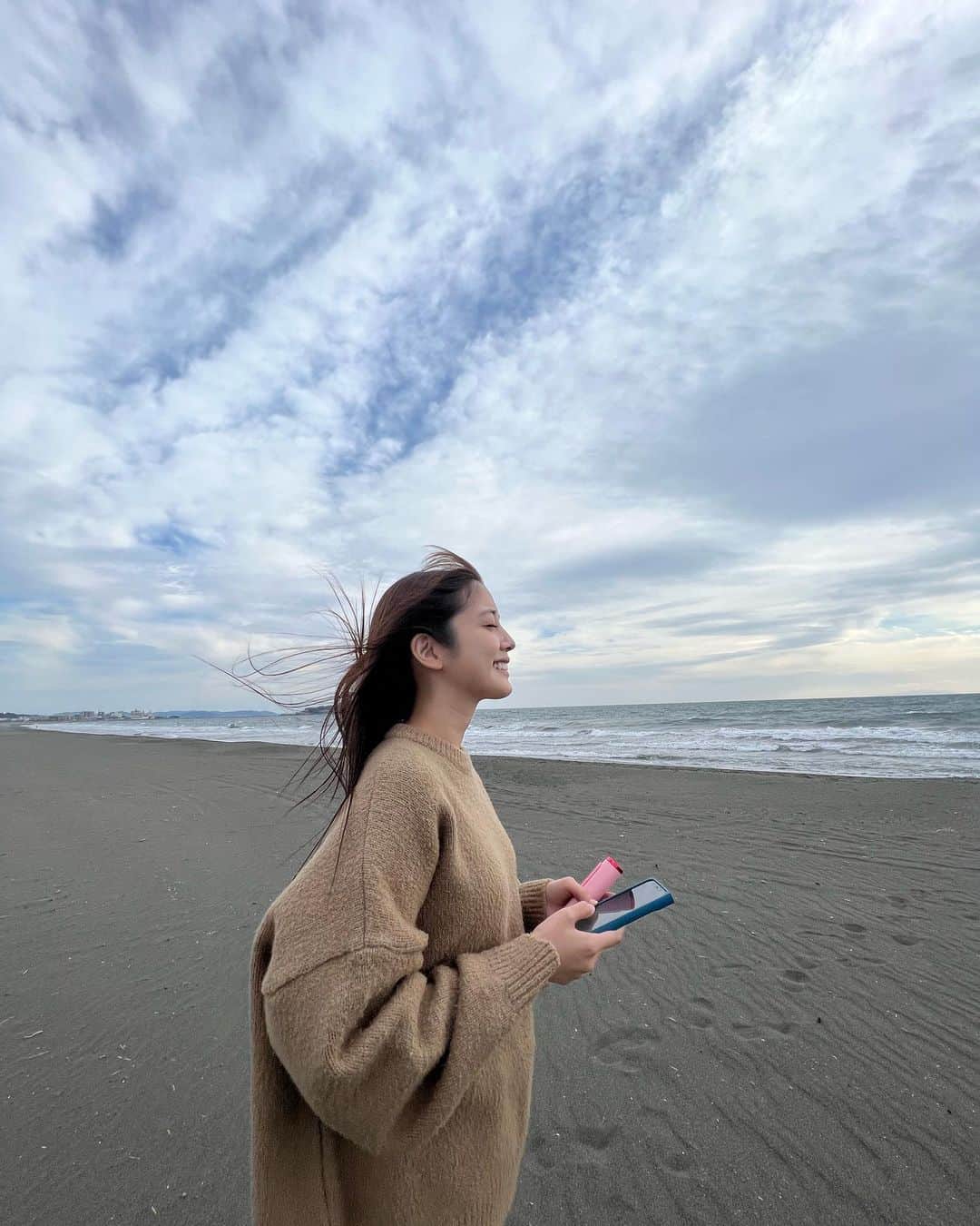松田るかのインスタグラム：「仕事帰りに海へ行ったので写真を撮りました！  砂が灰色だと「日本の海だ」って感じがして、私から観るととても新鮮🌊 富士山も見えて、富嶽三十六景〜って気持ちでした！」
