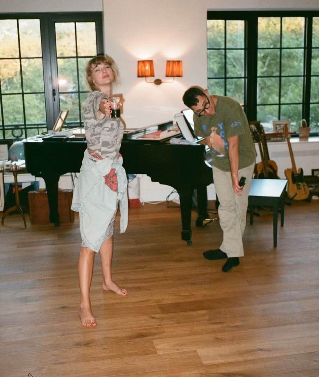 テイラー・スウィフトのインスタグラム：「Anti hero but make it acoustic 🥲  Now at store.taylorswift.com」
