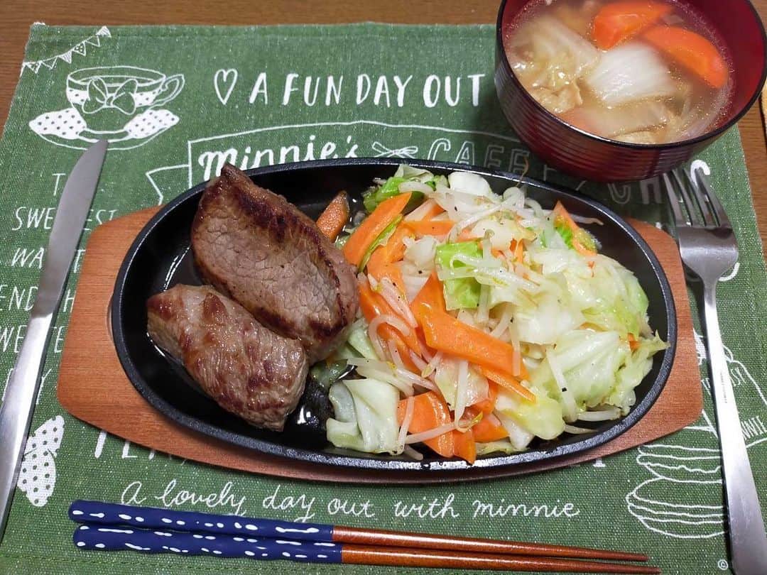 大河壮太さんのインスタグラム写真 - (大河壮太Instagram)「250円でステーキできた。 野菜頂き物。  うめぇです。 本当うめぇです。  #毎日の夕食」11月11日 9時32分 - 0831taro
