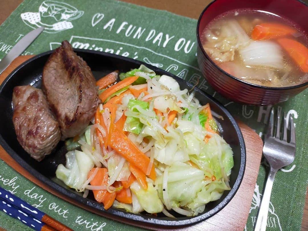 大河壮太さんのインスタグラム写真 - (大河壮太Instagram)「250円でステーキできた。 野菜頂き物。  うめぇです。 本当うめぇです。  #毎日の夕食」11月11日 9時32分 - 0831taro