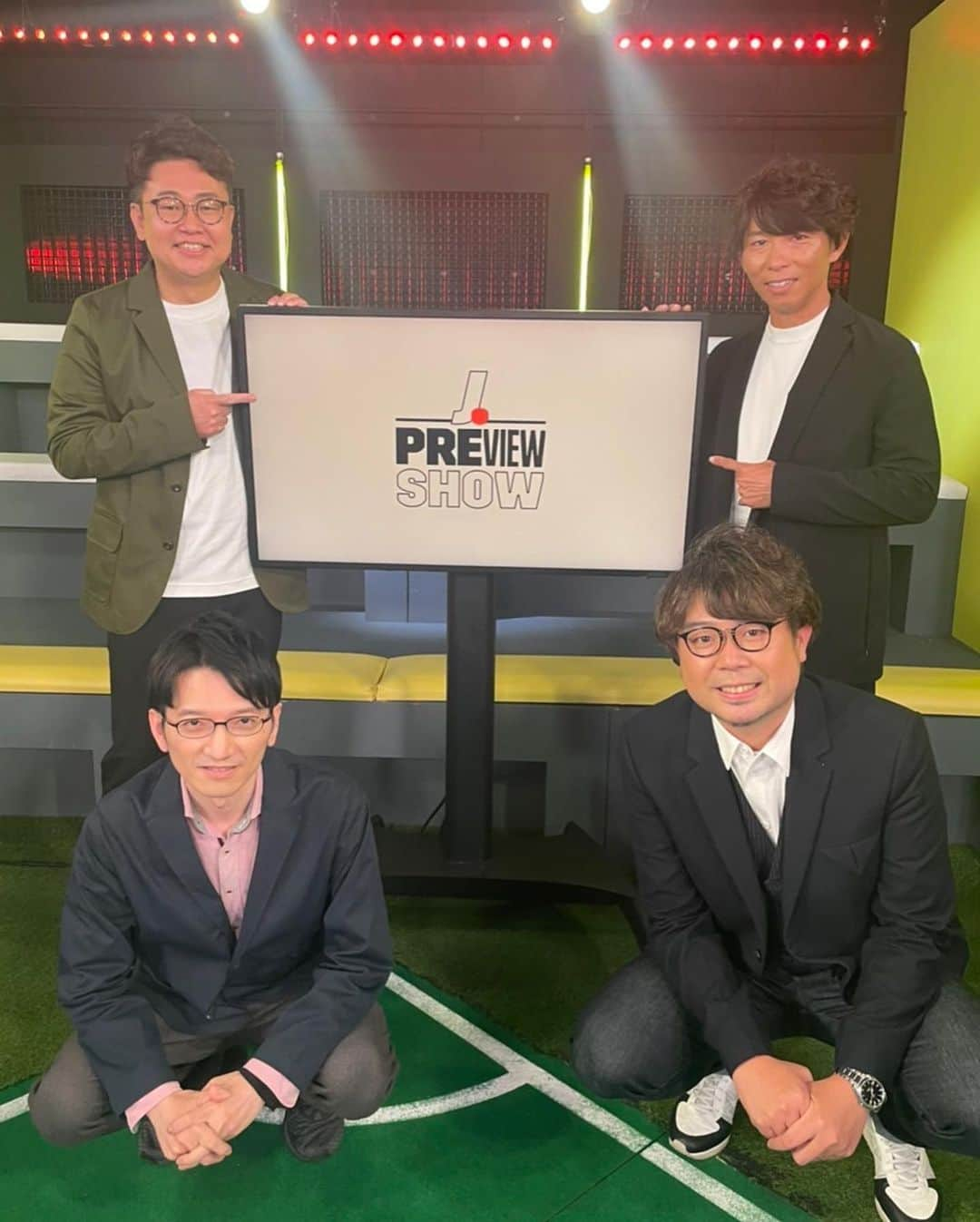 佐藤寿人のインスタグラム：「DAZN J LEAGUE PREVIEW SHOW  J1リーグの開幕前のEP1からEP31までと今シーズンは『予想』という形の番組でしたが、いかがでしたでしょうか  自分自身、現役時代も含めて、どのシーズンよりもJリーグを見た1年だったと思います  優勝争いに残留争い、最終節まで決まらない、手に汗握るシーズンでした  番組MCの銀シャリ橋本さん @kome_kome_kome0927   サッカー愛、Jリーグ愛に溢れたウィットに富んだトーク  自分を含めた出演者が自然体で楽しく収録出来たのはあの空気感だったと思います  そして番組をたくさんのサッカー愛と熱量で作ってくれたスタッフの皆さん、1年間お疲れさまでした  選手時代では知り得なかったサッカー文化を支える皆さんの愛と熱量は自分にとって大きな刺激となりました  今シーズンもありがとうございました  #DAZN #JLEAGUE #PREVIEW #SHOW #番組MC #銀シャリ橋本 さん #supersub #銀シャリ鰻 さん #予想くん #datastadium  #ELGORAZO #lovemedo @lovemedo_fortunteller」