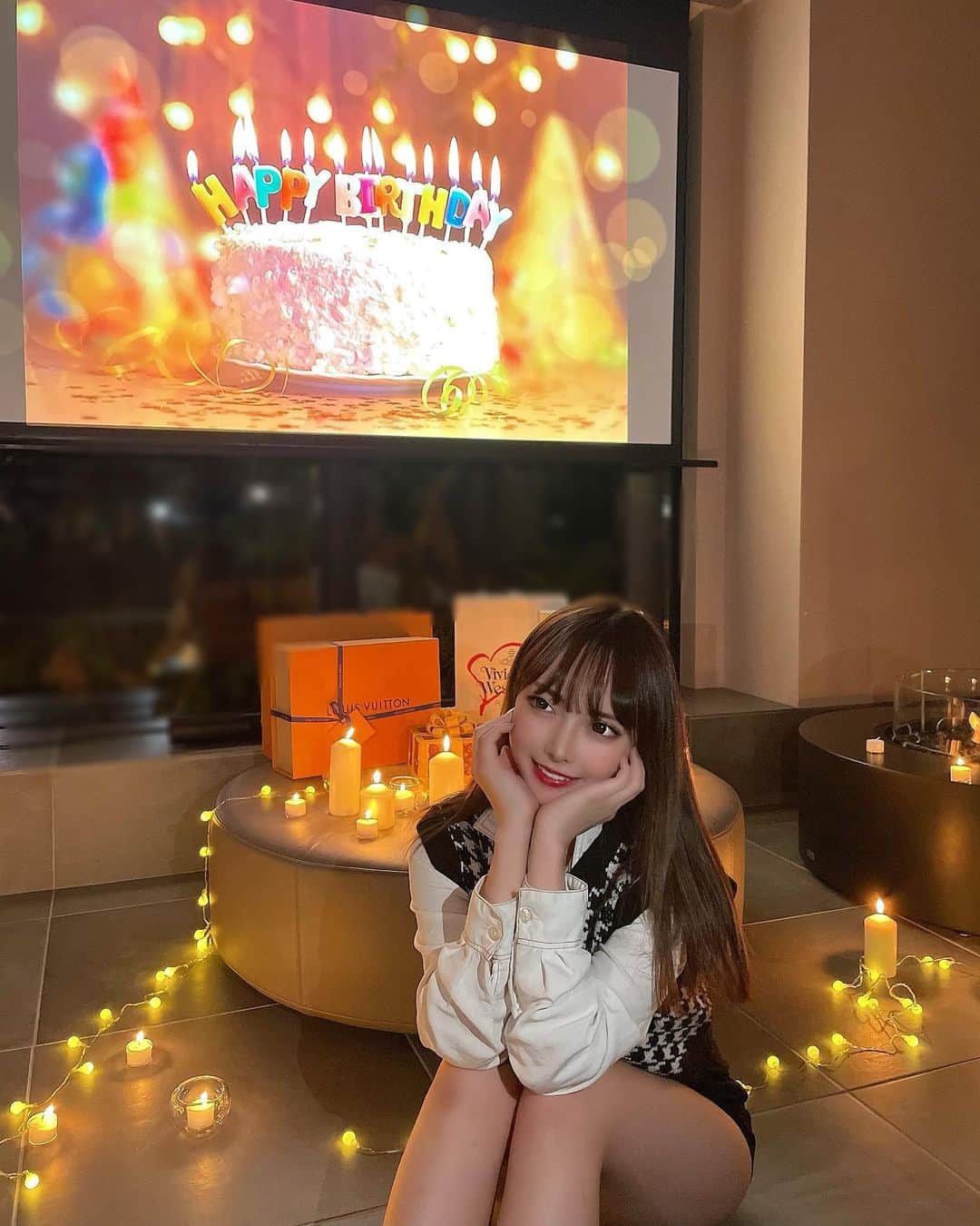のインスタグラム：「大好きなお友達達に  お誕生日祝いしてもらいました🎂  4人でいるとハッピーで  いつも笑ってるなぁ💓  幸せをありがとうっっ😌✨  #グラビア #コスプレ　#gravure #モデル　#性感美女　#性感 #外拍 #cosplay #アイドル #性感内衣　#모델　#그라비아」