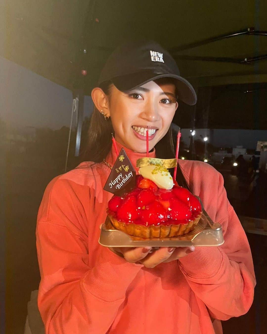 坪井ミサトのインスタグラム：「モザイクモール港北6Fの屋上にOpenした 【GO TO BBQ&CAMP THE B'NC】 さんへ行ってきました🤤🥩🤍 @seaside.creations   手ぶらで楽しめるBBQ🍖なので準備も楽ちん✨ (持ち込みもok) 受付の横にはヘルシーで美味しい @chaffles_tokyo もあります☺️  お腹いっぱいになったところで まさかの誕生日サプライズ🥹 バースデーソングと共に、ケーキとプレゼント登場で 嬉しさ爆発でした🎂🎁  @anna97114  @tomomi_fitness  @mika.99.a   準備してくださったオーナーの @kazu_shm さん  幸せすぎる時間を ありがとうございました😭💖  #神奈川 #港北 #モザイクモール #横浜BBQ #手ぶらBBQ #幸せ #ありがとう #fitness #fitnessgirl #gym #personaltrainer #run #running #food」