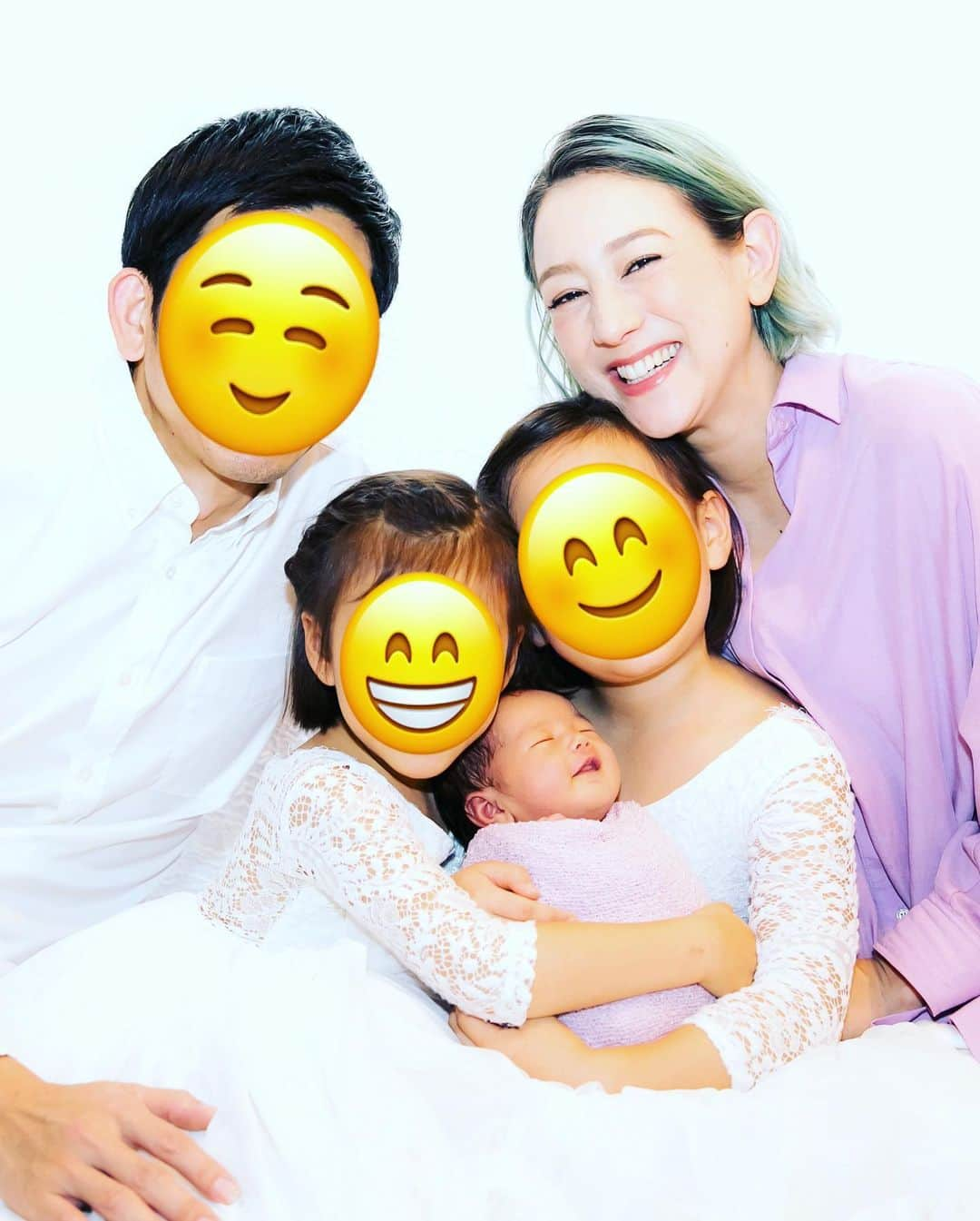 SHELLY（シェリー）さんのインスタグラム写真 - (SHELLY（シェリー）Instagram)「先月、無事、我が家に元気な女の子が産まれてきてくれました。 初めての自宅出産ということもあり、私もパートナーも、本当に特別な経験をさせてもらいました。 お姉ちゃん達も取り合いになるくらい可愛がっていて、ますますお家が賑やかになり、毎日が幸せです。 元気に産まれてきてくれた奇跡に、毎日少しずつ大きく育ってくれてる奇跡に、 感動したり、感謝したり、パートナーにも感謝したり、されたり、 感謝されている事にまた喜んだり… なんだか胸がいっぱい過ぎて感情が爆発してる状態です。  ホルモンも落ち着いて、心が少し落ち着いて、平常心が戻った頃に仕事復帰できたら嬉しいです。  それまではこの幸せな異空間にいさせていただきます…  ではまたいつか現実世界で…  写真は @shiojimaharuna  #PR」11月11日 10時59分 - shelly_official_shelly