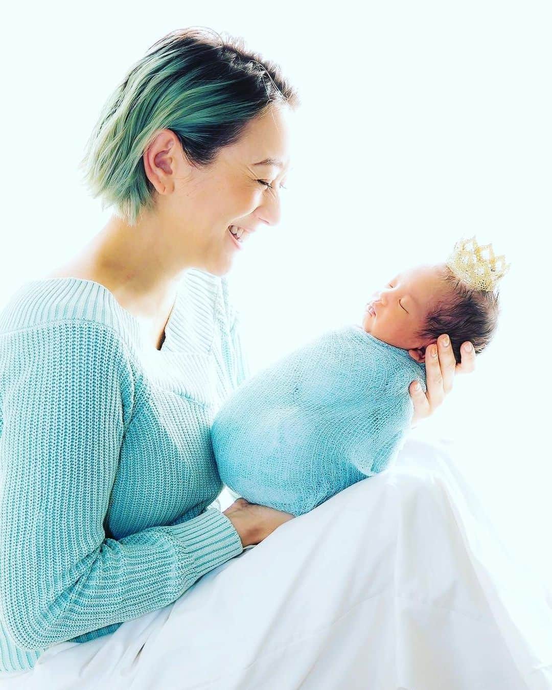 SHELLY（シェリー）さんのインスタグラム写真 - (SHELLY（シェリー）Instagram)「先月、無事、我が家に元気な女の子が産まれてきてくれました。 初めての自宅出産ということもあり、私もパートナーも、本当に特別な経験をさせてもらいました。 お姉ちゃん達も取り合いになるくらい可愛がっていて、ますますお家が賑やかになり、毎日が幸せです。 元気に産まれてきてくれた奇跡に、毎日少しずつ大きく育ってくれてる奇跡に、 感動したり、感謝したり、パートナーにも感謝したり、されたり、 感謝されている事にまた喜んだり… なんだか胸がいっぱい過ぎて感情が爆発してる状態です。  ホルモンも落ち着いて、心が少し落ち着いて、平常心が戻った頃に仕事復帰できたら嬉しいです。  それまではこの幸せな異空間にいさせていただきます…  ではまたいつか現実世界で…  写真は @shiojimaharuna  #PR」11月11日 10時59分 - shelly_official_shelly