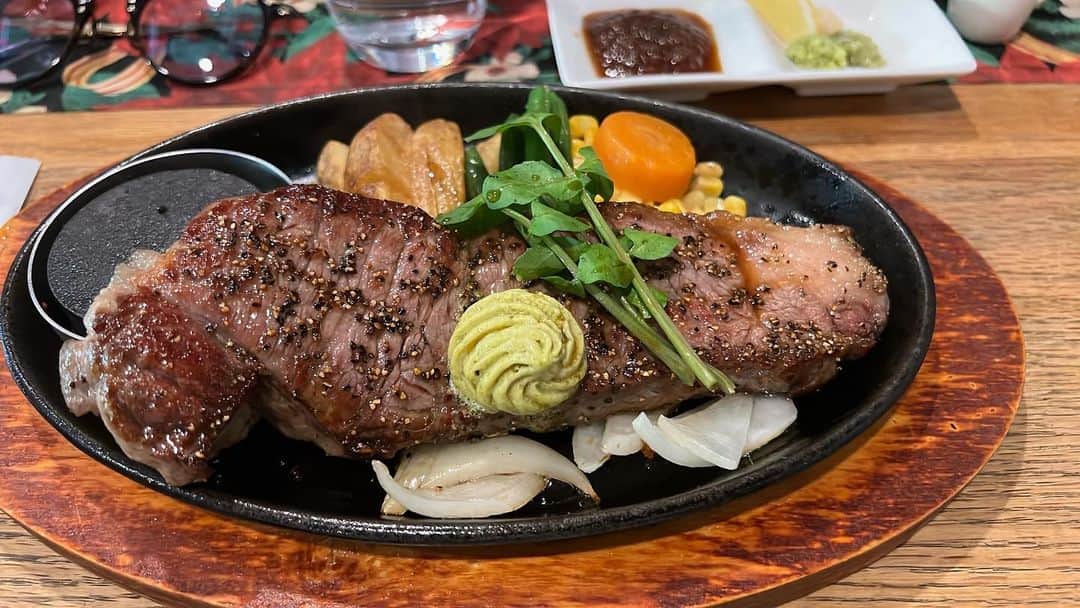 葵のインスタグラム：「ランチタイム。 ステーキ食べてるテーブルの向かい側でおじさんがタバコに火をつけてる 昭和の世界にタイムスリップしたかのようなレトロで愛おしい空間。 仙台の繁華街のど真ん中 一番町にあるCAMPUSに行ってきました！ ビーフステーキが目当てだったんですが 目移りしちゃうくらい他のランチメニューも美味しそうでした。 ビーフステーキは勿論最高に美味しくて、前菜のような小料理や牛タンスープも美味でした。正直、牛タン専門店で飲んだスープより美味しかった…。 また仙台に行ったら通いたいお店発見！なお話でした。 #campus  #仙台グルメ」