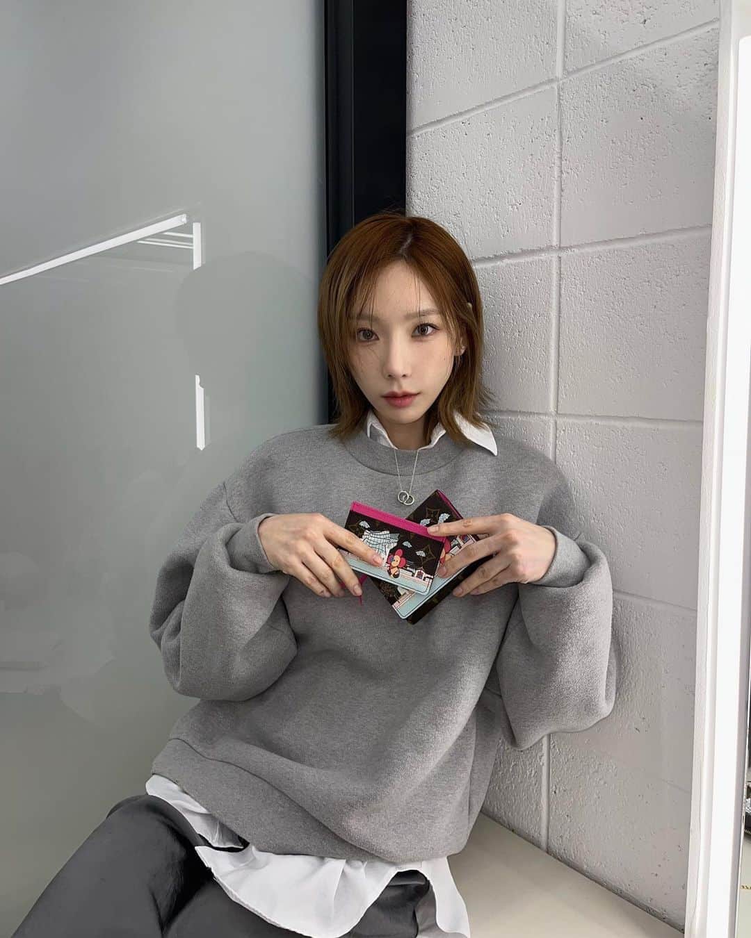 テヨン のインスタグラム：「🧸🎀 @louisvuitton #루이비통메종서울 #LouisVuittonMaisonSeoul #광고」