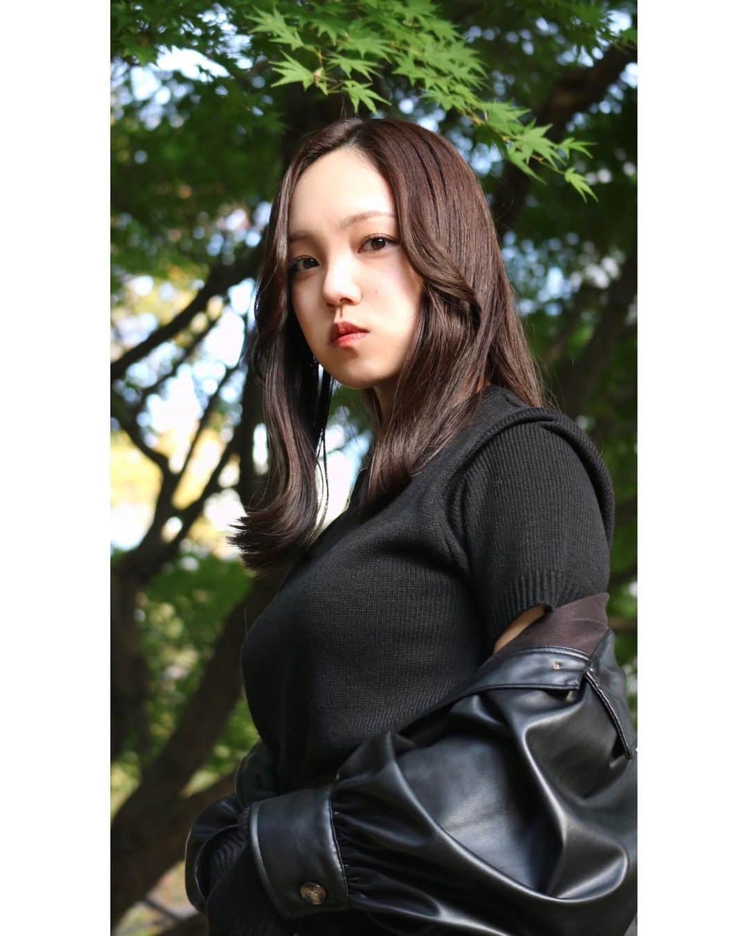 のインスタグラム：「🖤🐈‍⬛🖤🐈‍⬛  上から目線💭   #portrait  #photo  #photooftheday  #photography  #photographer  #fashion  #アームウォーマー  #キルティング  #black #wego  #ingni  #秋  #autumn #冬  #winter #love #twitterfollow  #写真好きな人と繋がりたい #ポートレート好きな人と繋がりたい  #カメラマンさんと繋がりたい  #少しでもいいなと思ったらいいね #follow #セミロング #女優  #actor #声優  #voiceactor  #平井綾乃 #OMNIA #オムニア」