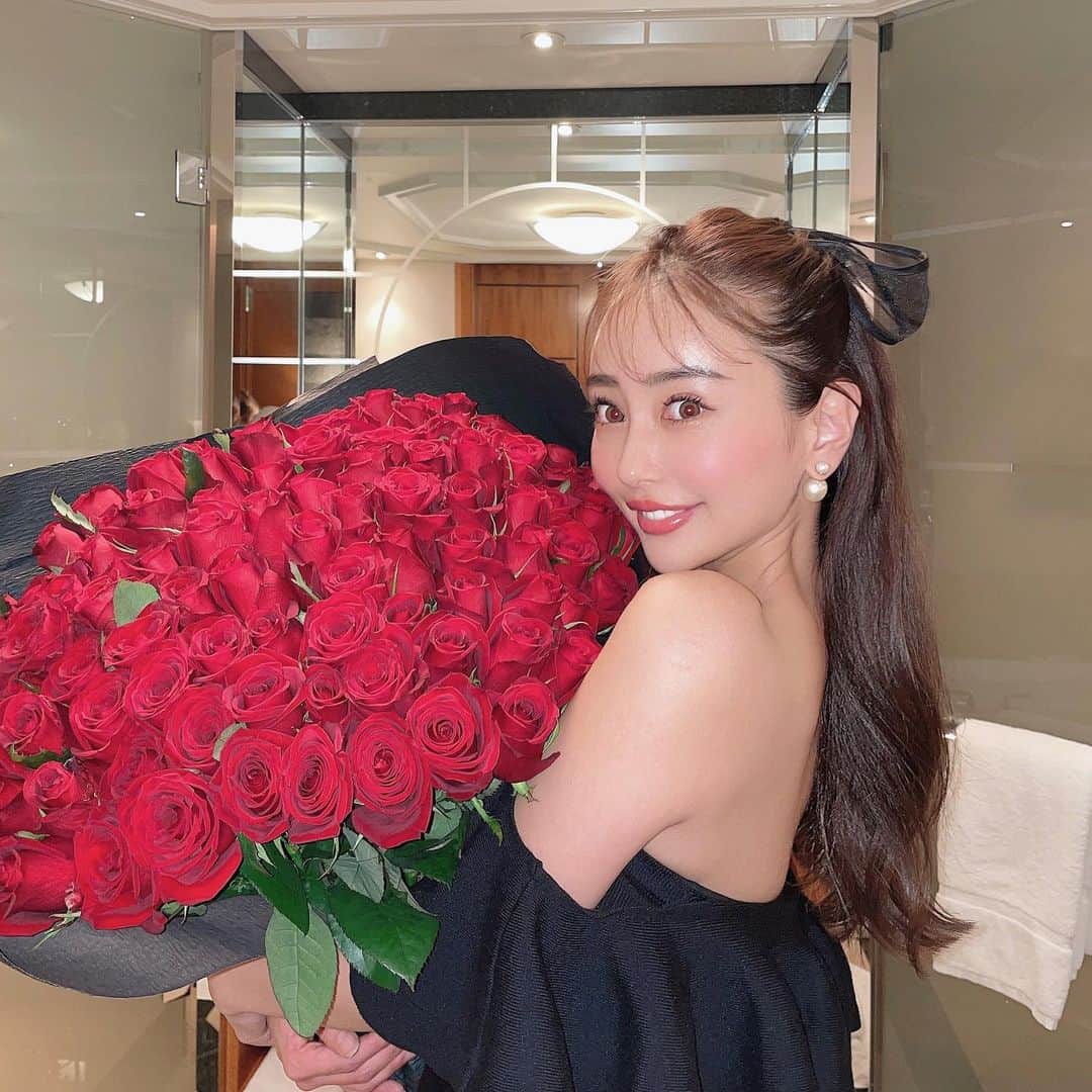 のインスタグラム：「お誕生日を迎えました🌹 皆さまからの温かいメッセージに幸せを感じてます🥹🥹💓  みんないつもありがとうとだいすき❤️  今年も側にはなぎさちゃん👱🏼‍♀️💓👱🏼‍♀️ @tkgngs522   #誕生日#mybirthday#ritzcarlton #ritzcarltontokyo」