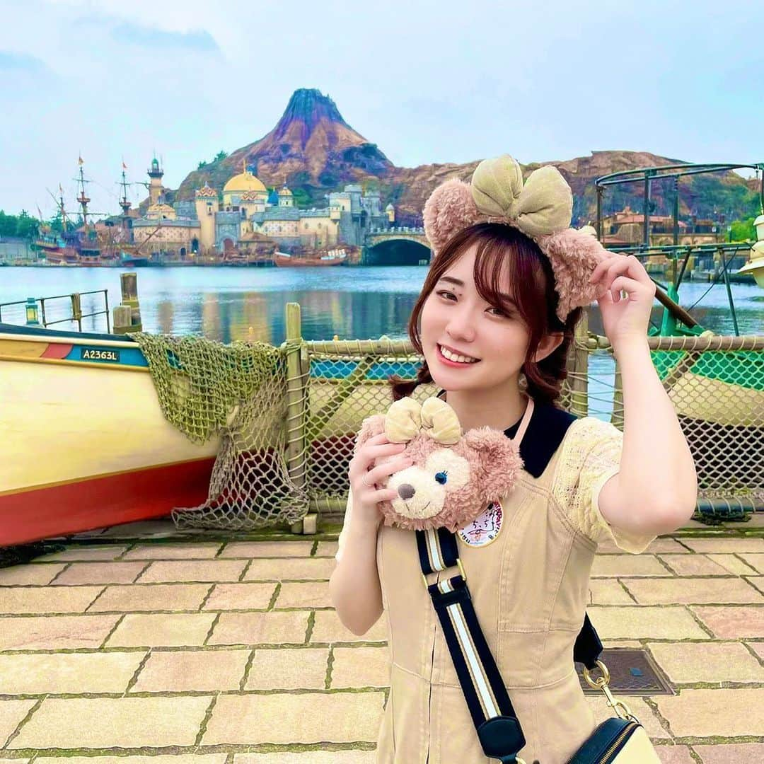 タカフジチヒロのインスタグラム：「✨🏰Đⅈsℕⅇy 𝕊𝕖𝕒🌊 * * * 初めて8/21の誕生日にDisneyに行ってきました🦖🦕🤍゛ 投稿が出来てなかったのでこのタイミングでぺたり⋆⸜🌷⸝‍⋆  パーク入園後、バースデーシールをget✨ キャストさんによってデザインが様々で3枚くらいもらっちゃった⺣̤̬♥  シールをみてキャストさんに🤍🥂ℍ𝕒𝕡𝕡𝕪 𝕓𝕚𝕣𝕥𝕙𝕕𝕒𝕪🥂🤍と言われるのが当日だからか倍以上に嬉しかった〜🍀😊✨  あと修学旅行の時に乗れなかった、トイマニに面白すぎて2回も乗って堪能したよ😄💞 上手いか下手かはご想像にお任せします🤣🤣🤣  20周年の記念のうちに行けて 最高の１日を過ごせました🪄🫧💕  #TokyoDisneySea #TDS #tokyodisneyresort #Disneyphotography #shelliemay #disneycarde #disneygram  #東京ディズニーシー #ディズニーリゾート #ディズニー #ディズニーコーデ  #誕生日Disney #ぷらべっち」