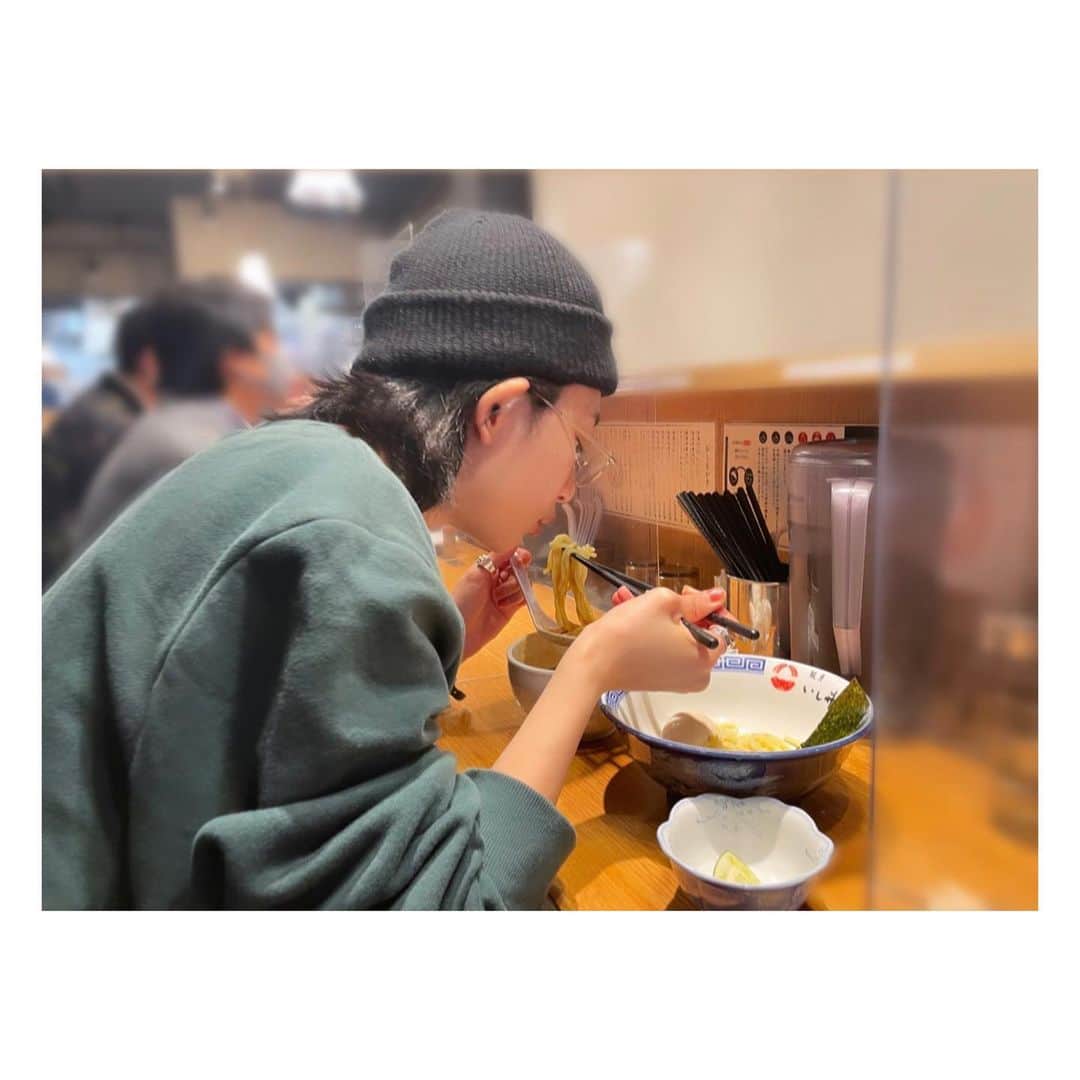 のインスタグラム：「つけ麺だから熱くないのにラーメンのマインドでふーふーしちゃってたところLive Photoで残ってた。🌬🍜」