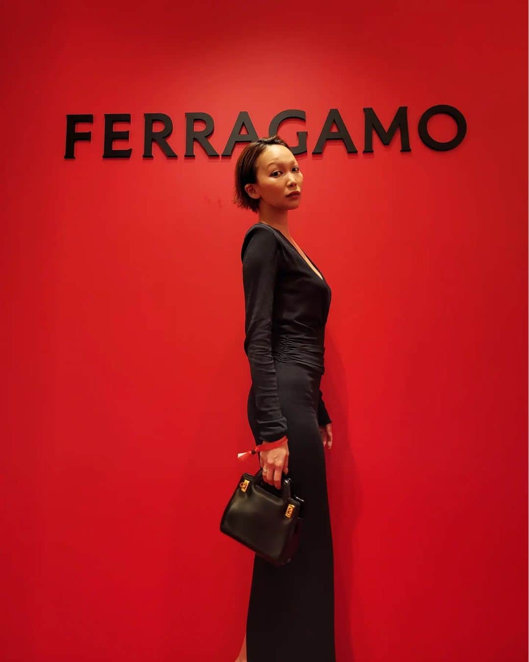 yakoのインスタグラム：「Thank you @ferragamo 👠 新ディレクターにマクシミリアン・デイヴィスを迎え、名前もFERRAGAMOへ ロゴもデザインも一新、若きエッセンスの入った新生FERRAGAMOの今後が楽しみ❤️ #ferragamo #maximiliandavis」