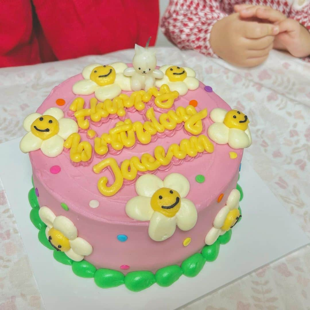 ジェウンさんのインスタグラム写真 - (ジェウンInstagram)「#20221111 🎂 올해도 재은이 생일 축하해주신 이모 삼촌들 정말정말 감사합니다💝  많은 분들이 예뻐해주신만큼 밝고 건강히 자라주고있어요🥰 동생을 일등으로 아끼고 예뻐해주는 착한 누나 재은이, 생일 너무너무 축하해💕  (축하해주신 글들은 모두 재은이와 함께 하나하나 읽고 직접 답장 드리겠습니다🥳)  . . #잰 #재은#토끼띠딸#20111111#11월11일생#11歳のお誕生日#お誕生日おめでとう#로윤#소띠아기#10살차이남매」11月11日 14時25分 - jaen_mom