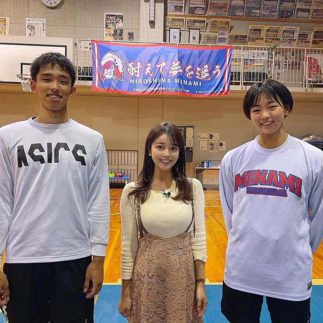 八幡美咲のインスタグラム：「🏀バスケU17日本代表の高校生.ﾟ･ PG(ポイントガード)の梶谷選手と三次選手⛹‍♀️✨  「 #フロントドア」〜 #HERO調査隊 〜の取材で #広島皆実高校 #バスケットボール部 へ☺️ (後ろの垂れ幕の言葉が好きです🫶🏻)  実 は  2年生にも もう1人 #日本代表🇯🇵 がいるので #皆実高校 には今3人の代表がいるんですー！  #強豪校 の皆実高校でも 同じチームに3人もいたことは これまでなかったそうですー！☺️  皆実高校へお邪魔して 男子も女子もすごく雰囲気がよく 仲良しなのが伝わってきました(՞˶･֊･˶՞)🤍  取材中、、ふと壁を見ると発見👀！！！  ナポレオン「私は出来る！」と自分を戒める言葉！  今なにか頑張ってる人に向けて 共有しますーーー☺️！！笑  取材した時期に とある英語の試験を受けていたので この言葉にすごく励まされました. 〰︎ 🗒 ♡  ✔ コーナー中ではロザンさんに 日本代表🏀からの質問に 答えてもらいましたー☺️  梶谷選手 Qスベったあとはどうしたらいいですか？  三次選手 Qバスケと勉強の両立はどうしたらいいですか？  という高校生らしい純粋な質問☺️ 気になった方は深夜にある再放送か YouTubeでも流す予定なので調べてみてください𓂃 𓈒𓏸𑁍‬  お2人が司令塔を務める #ウインターカップ は 今月23日東京で開幕しますよー💕☺️  みなさんで応援しましょ〜🏀⭐️  #バスケ #日本代表」