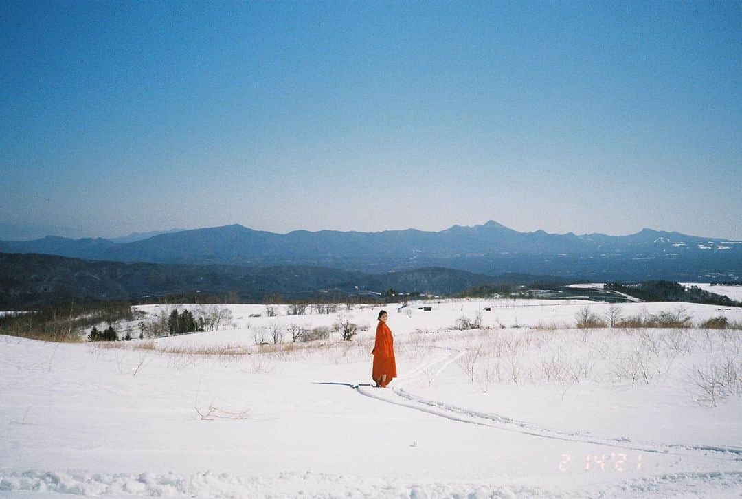 広末涼子のインスタグラム：「. よーくみてください ヒロスエ微笑んでいます😊 よーくみてください バレンタインデーに撮影してます🍫  集英社オンラインでインタビューが公開されました🗣 『C'est la Vie』をじっくりじっくり振り返っています！  #ストーリーに載せてます #気づけば #発売まであと５日 #毎日頑張ってます #おふヒロスエ #引きヒロスエ #CestlaVie #振り返り」