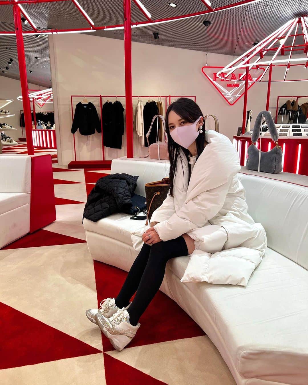 てーらのインスタグラム：「スニーカーもコートもお気に入り」