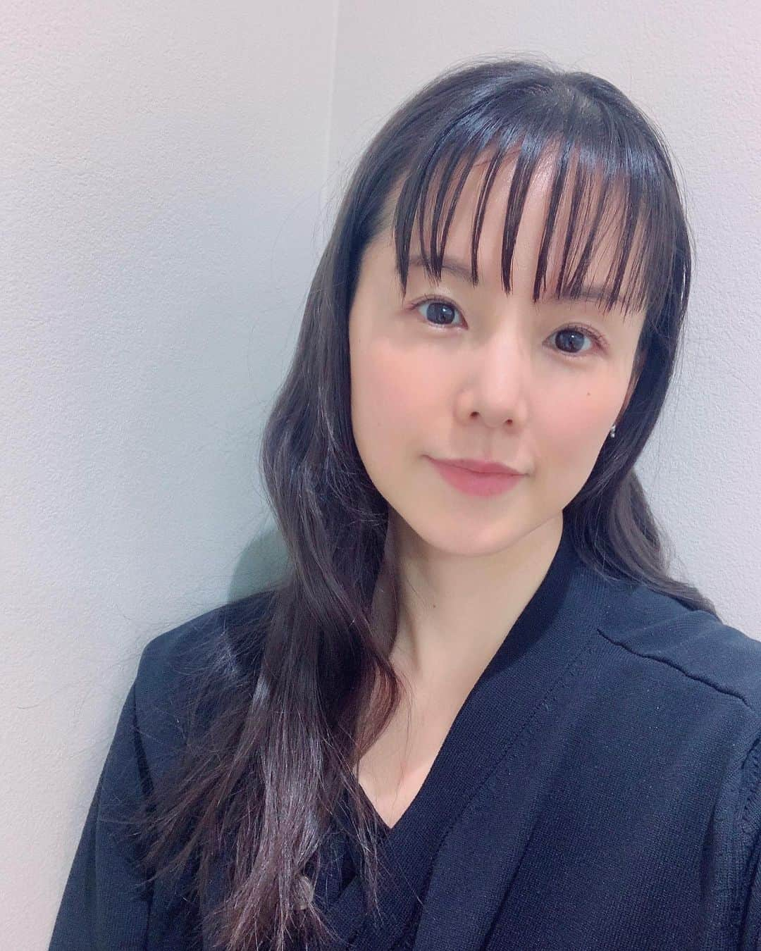 小西真奈美のインスタグラム：「あまりにも周りに"サウナで整う"と 力説してくださる方が多いので、 サウナデビューをしてきまして、 その後数時間経っていますが、 未だホッカホカです。  あまりに熱くて鼻呼吸は無理っ💦 と口呼吸にしてみたり、 座ってる間に何を考えればいいんだろう？ など、だいぶ初心者でしたが😅 最後椅子に横たわっている時は、 たぶんこれが "整う" ってこと？ みたいなボンヤリと心地のいい感覚になりました。 心なしか肌艶もアップしたような気が。 いや、メイクのせいかな😆  またまた新たなトライが楽しかったです。  #トライ #サウナ  #整う #小西真奈美」