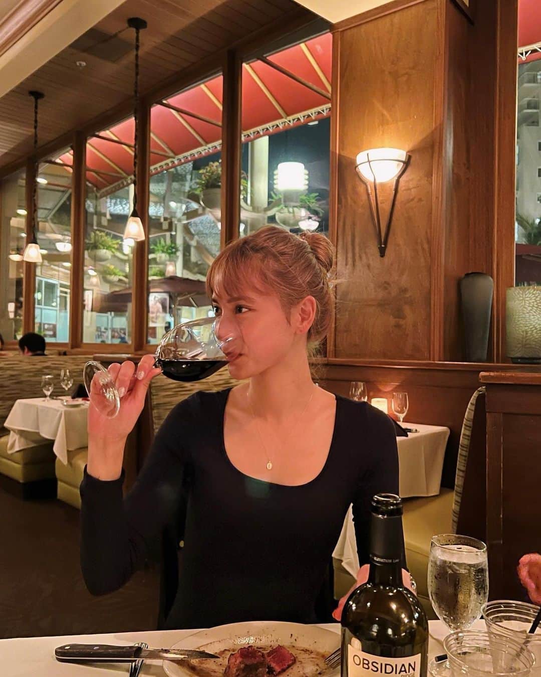 小屋春菜のインスタグラム：「👱🏽‍♀️🌺🍷」