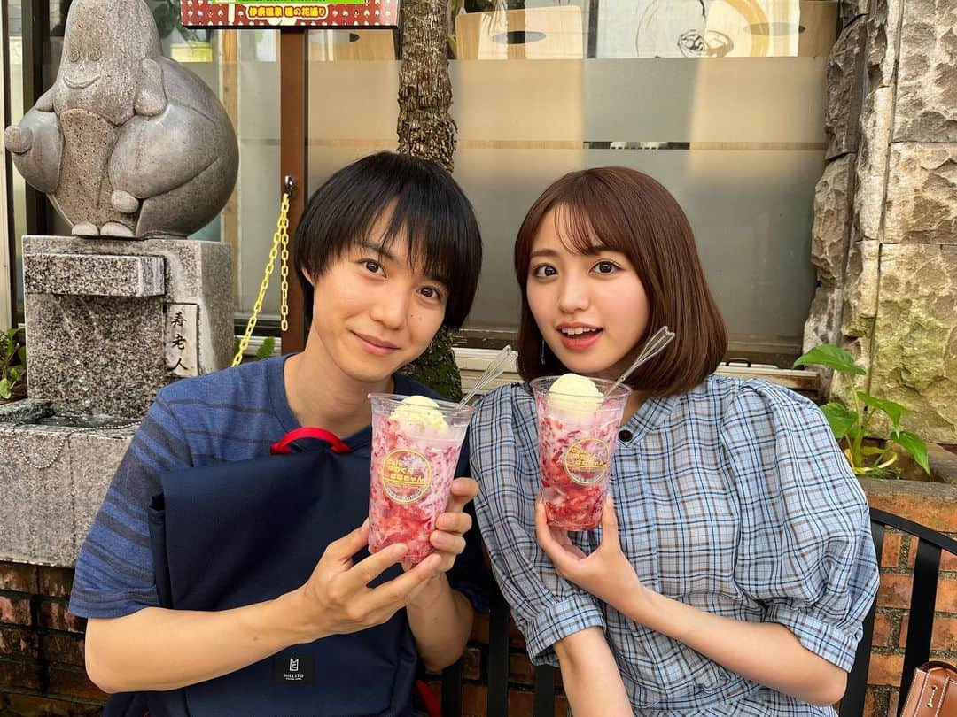 高嶺のハナさんさんのインスタグラム写真 - (高嶺のハナさんInstagram)「【第十話オフショット📸】  #高嶺のハナさん2   食べ歩きデート💞をしている弱木きゅん🍎(#小越勇輝 )と苺ちゃん🍓(#香音 ) アイス美味しそう🍨 この後さらに、ドキドキな出来事が...！？😳  とってもお似合いな2人ですが、ハナさん🌹(#泉里香 )は気が気じゃないです😣  見逃した方は急いで！TVerでチェックしてください😆  #高嶺のハナさん #bsテレ東 #テレビ大阪 #ひかりtv  #中村里帆 #小柳友 #猪塚健太 #さくらしめじ」12月10日 19時02分 - bs7ch_hanasan