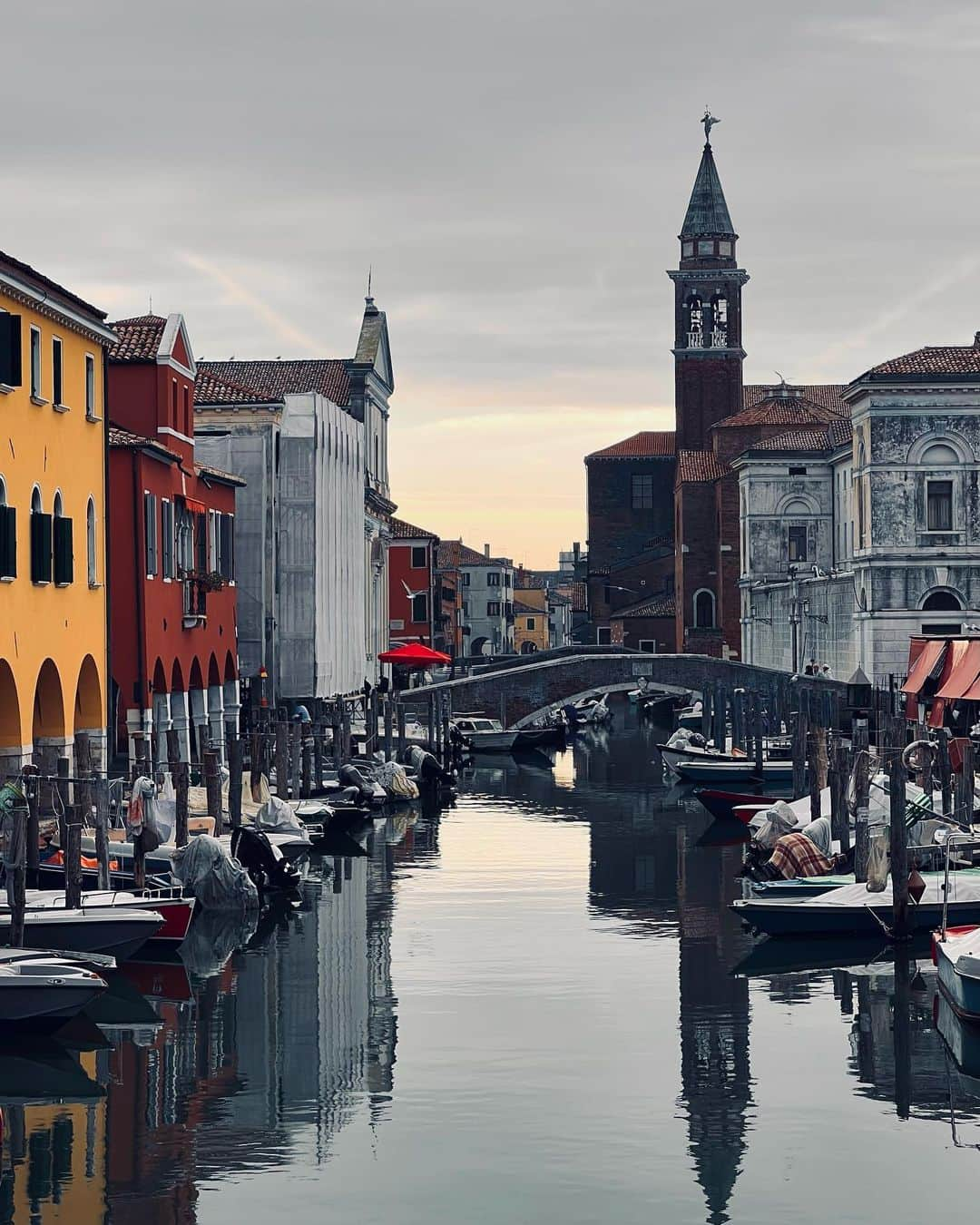 アイモリチリィさんのインスタグラム写真 - (アイモリチリィInstagram)「Riflessi   #riflessi #mattina #chioggia #italia #autunno」12月10日 19時06分 - andrewb_unedited