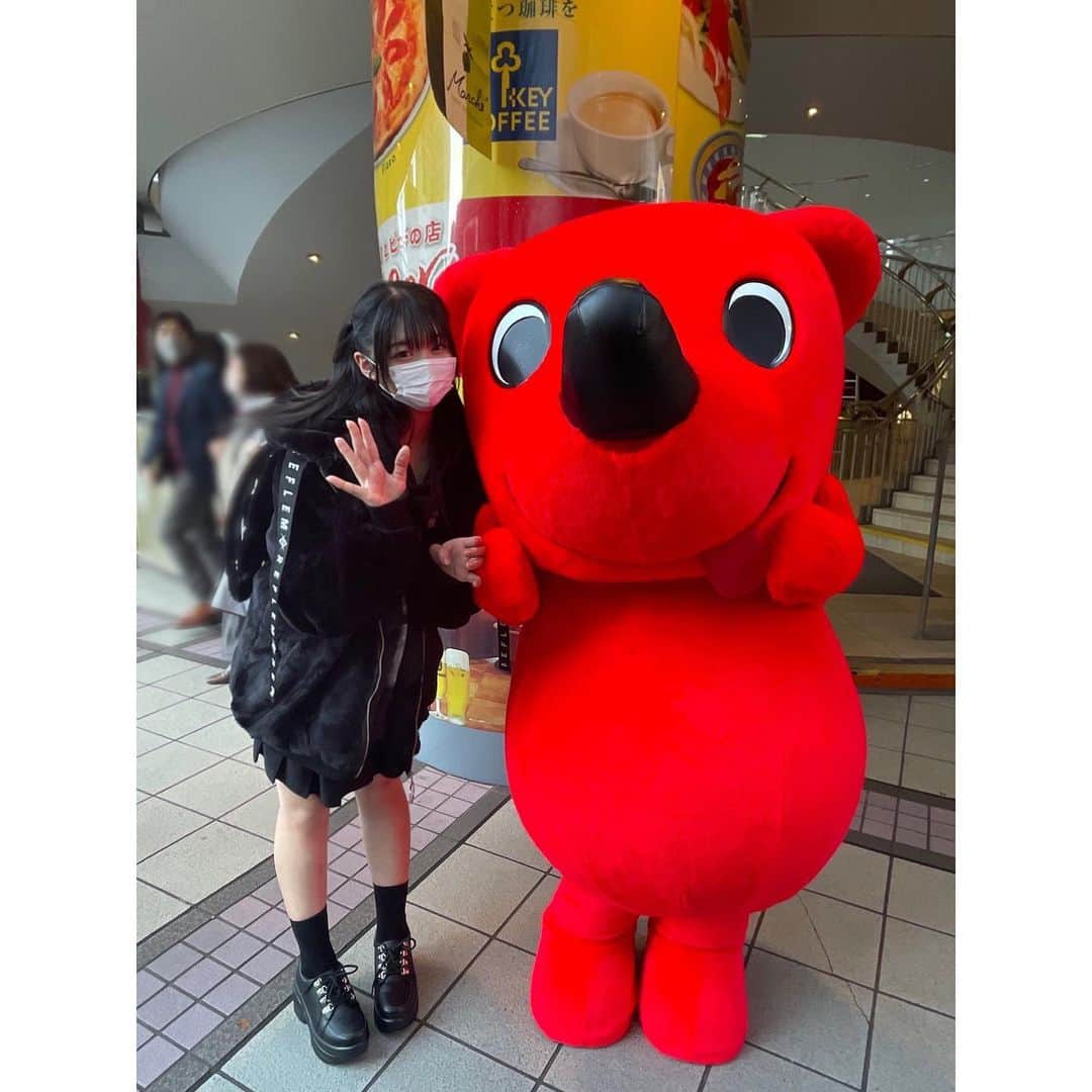 進藤あまねのインスタグラム：「フッ軽ちゃんとテストお疲れ様会＆お出かけしてきた✌ チーバくんに会ったよ✨️ 花園神社にも行ってきたよ！！ おみくじ大吉でした🙌🏻  前髪が切っても切っても伸びてくる…(・-・)  #ねすぐらむ」