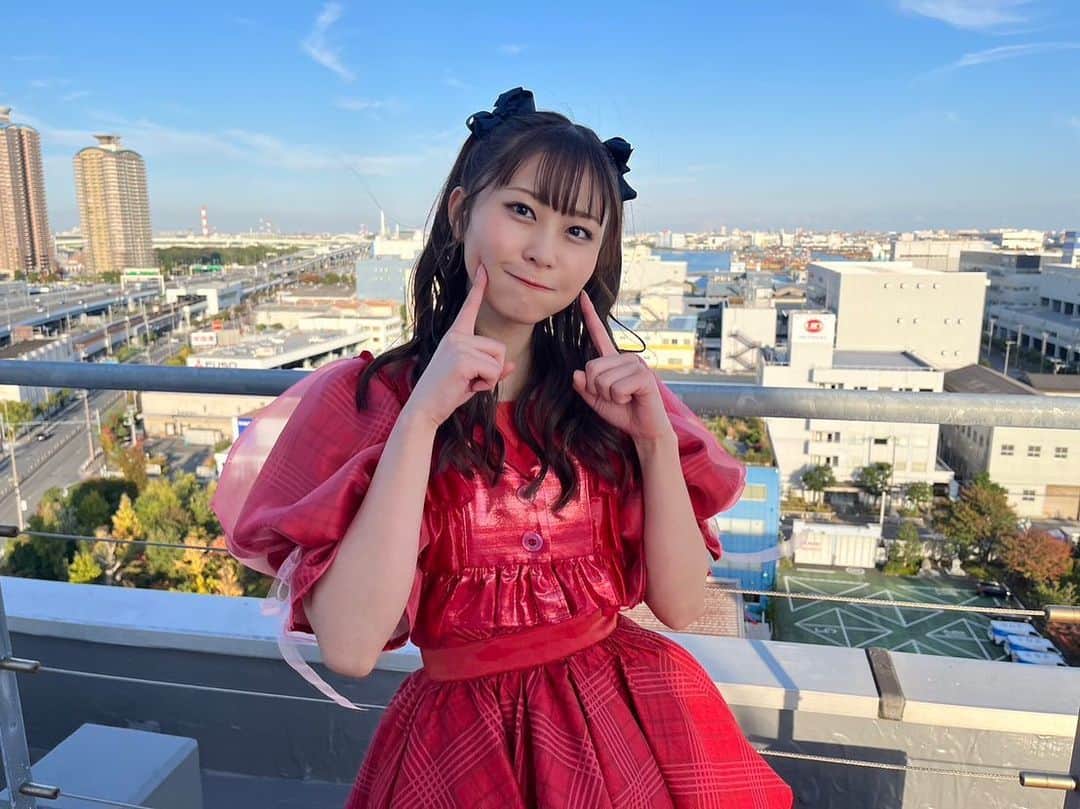 藤田愛理のインスタグラム：「・ 新衣装〜！！ ふわふわでかわいいの♡ 髪型はみんなが選んでくれたハーフツイン🍒 #アイドル#衣装#スターダスト#スタプラ#ハーフツイン#❤️」