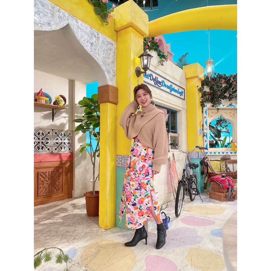 宇賀なつみのインスタグラム：「.  【土曜はナニする⁉︎】 今週もありがとうございました〜〜  今朝は派手ワンピにニットを合わせて‼︎ 朝から元気になりました。  ピザーラさんの『土曜はナニするピザ』は、 18日までの限定発売です‼︎ 私も早速注文してみよーーっと♡  tops,one-piece @msgm jewelry @abiste_official @l.a.h_official @vendomeaoyama_official shoes @dianashoespress  #土曜はナニする #関西テレビ #フジテレビ #宇賀なつみ」