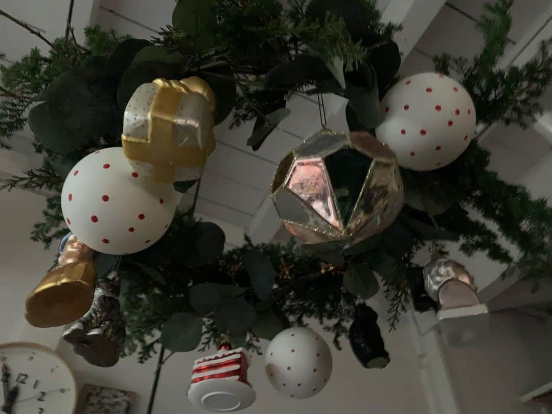 kikkoのインスタグラム：「リースツリー🎄  3ニャンズがお住まいの為、ツリーはやめちゃった (毎朝起きるとツリーが倒れてる事件が。。。)」