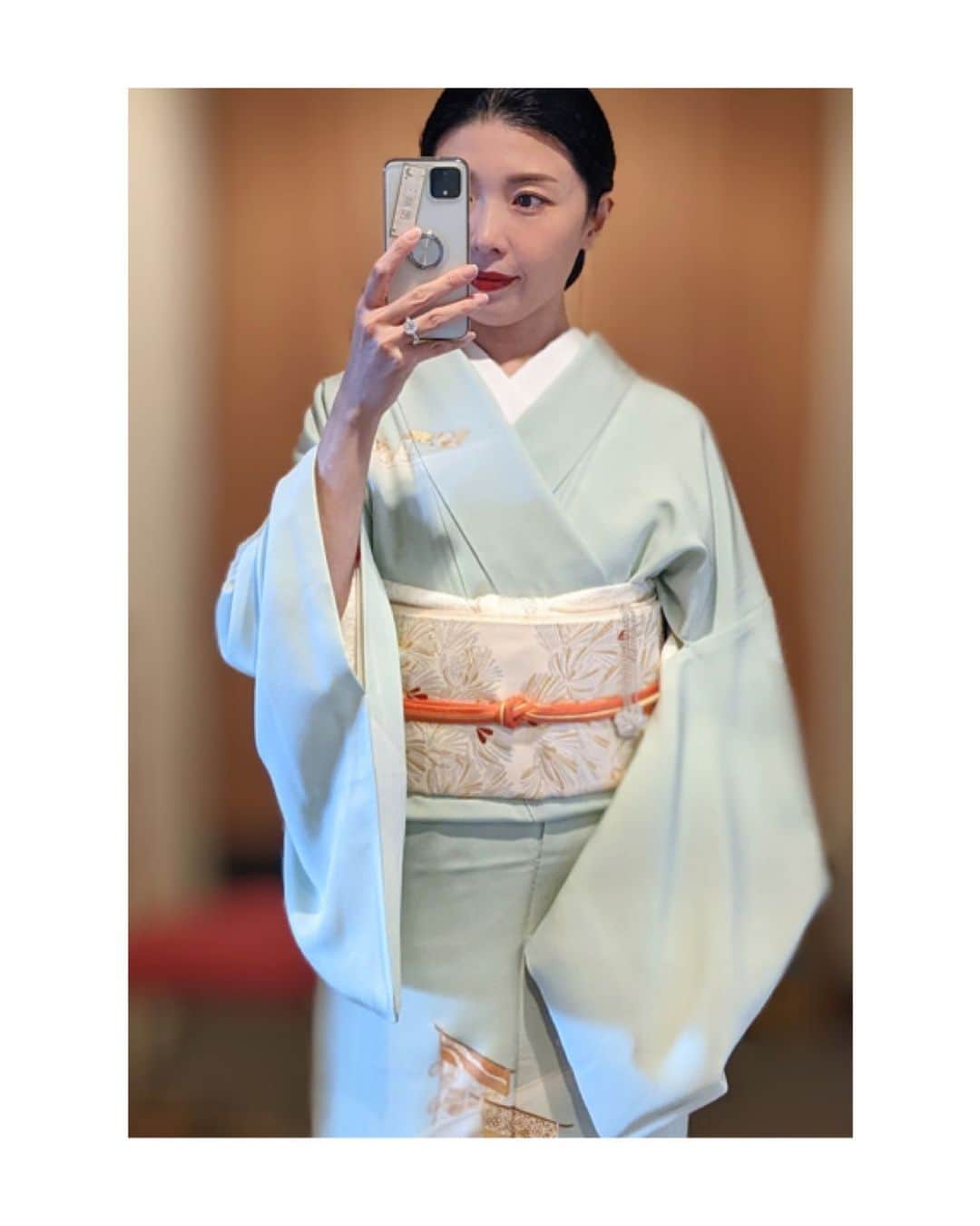 川村亜紀さんのインスタグラム写真 - (川村亜紀Instagram)「お祝いのお席へ✨ 織りの袋帯を合わせて華やかにしました。 ＊鏡に向かい撮影しておりますゆえ、衿合わせが反対に見えております。ご了承下さい。 #kimono #kimonocordinate #japanesekimono #japanesetradition #beautifultradition #lovekimono  #instakimono #기모노  #お着物 #お着物コーディネート #着物コーディネート  #袷 #袷の付下げ #付け下げコーディネート  #袋帯  #亜紀の和装記録」12月10日 11時16分 - _aki1015_