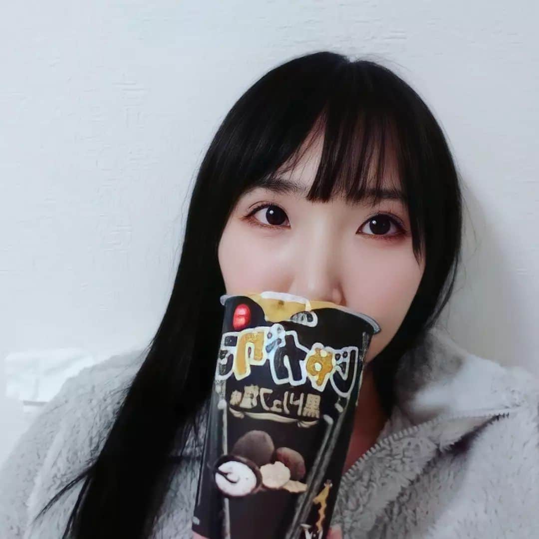 なつ葵のインスタグラム：「じゃがりこ黒トリュフ塩味☁️  #Calbee #じゃがりこ新作  #じゃがりこのある生活」