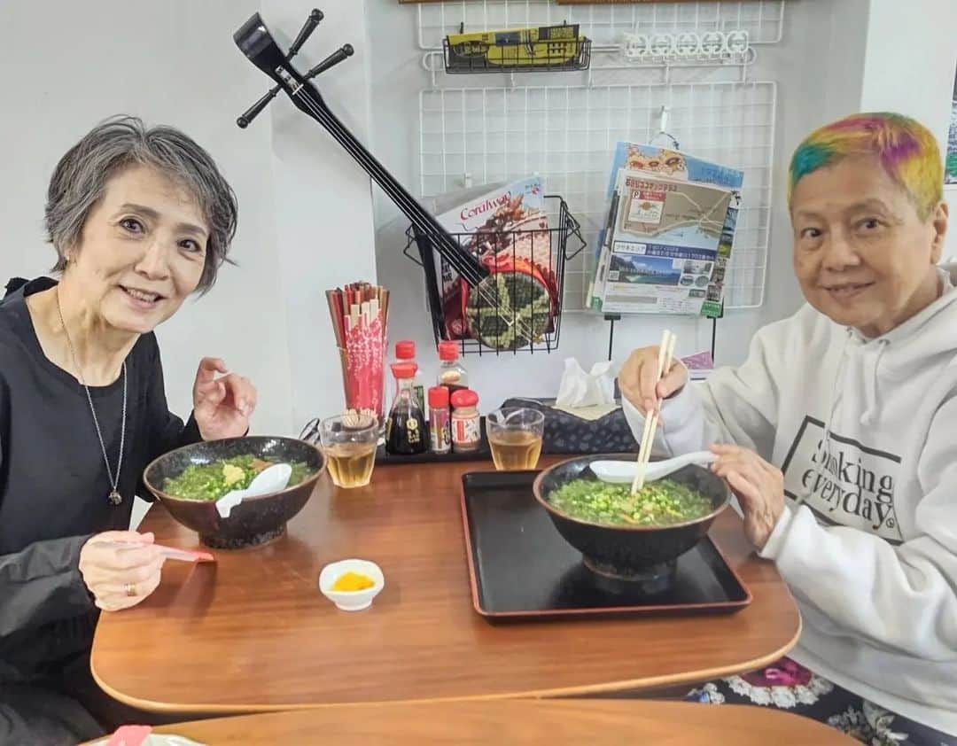 のインスタグラム：「石垣島に来ています❗️ 久しぶりに大空真弓さんに会い、八重山そばを😌。 2人とも元気で良かった🙆  グラスボートからはウミガメも見ることができ、ラッキー‼️ 最高の休日。 又必ず来ます🙋  #石垣島 #大空真弓 #安奈淳」