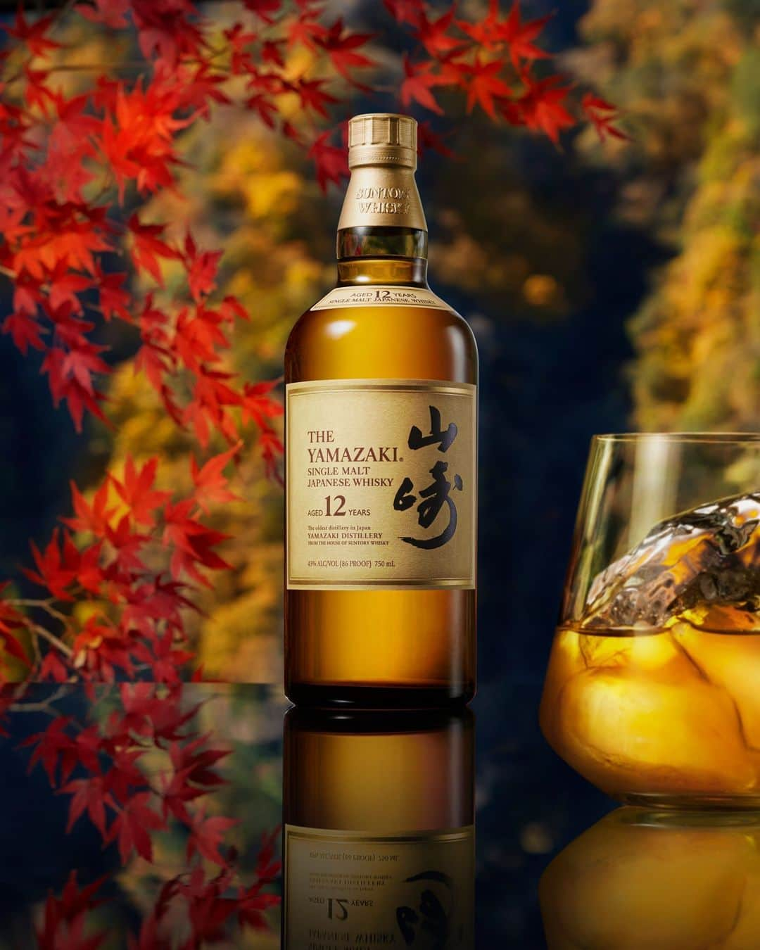 Suntory Whiskyのインスタグラム：「Celebrate the autumn season with the pure gold liquid of the House of Suntory’s Yamazaki 12 on the rocks, as you admire the wonders of nature through the red foliage of fall.⁣ ⁣ #SuntoryTime #HouseofSuntory #SuntoryWhisky #JapaneseWhisky #Whisky #Yamazaki #Whiskygram #Drinkstagram」