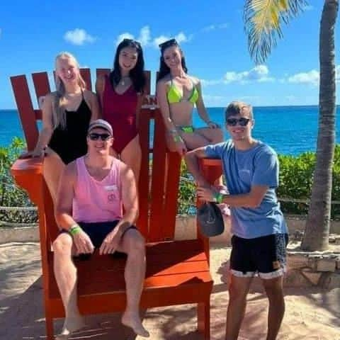 ウェスリー・キリングさんのインスタグラム写真 - (ウェスリー・キリングInstagram)「Fun day at Blue Lagoon with great people! Time to rest and relax with 4 more weeks of this great contract remaining.  . . . #royalcaribbean #bluelagoon #sealion #sealions #friends #nassau #bahamas」12月10日 12時00分 - weskilling