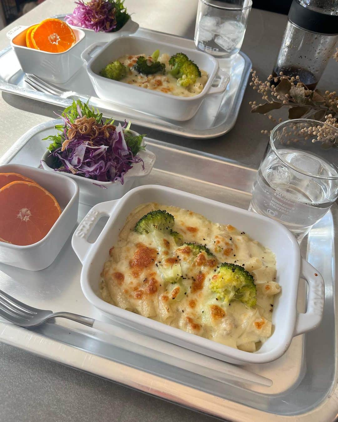 のインスタグラム：「賞味期限が今日までの生クリームに牛乳😂沢山ホワイトソース作って冷凍♡  グルテンフリーのマカロニで😊ドレッシングはバルサミコ酢とはちみつ、MCTオイル、ニンニクチューブ、出汁醤油😊  あとブラックペッパー！  美味しく頂きました😋  #lifestyle#グルテンフリー#グラタン#breakfast#branchfood#homecooking #staub#foodstagram#おうちごはん #おうちカフェ」