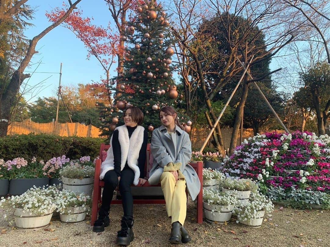 のインスタグラム：「📺 #土曜はナニする！？ 見てくださった方ありがとうございました〜✨  亜美ちゃんと色んなところ行けて楽しかった〜〜🐴🍚💐🎄✨  ライブまでいよいよあと2週間🔥❤️‍🔥  #あみまき #あみごっちんクリスマス」